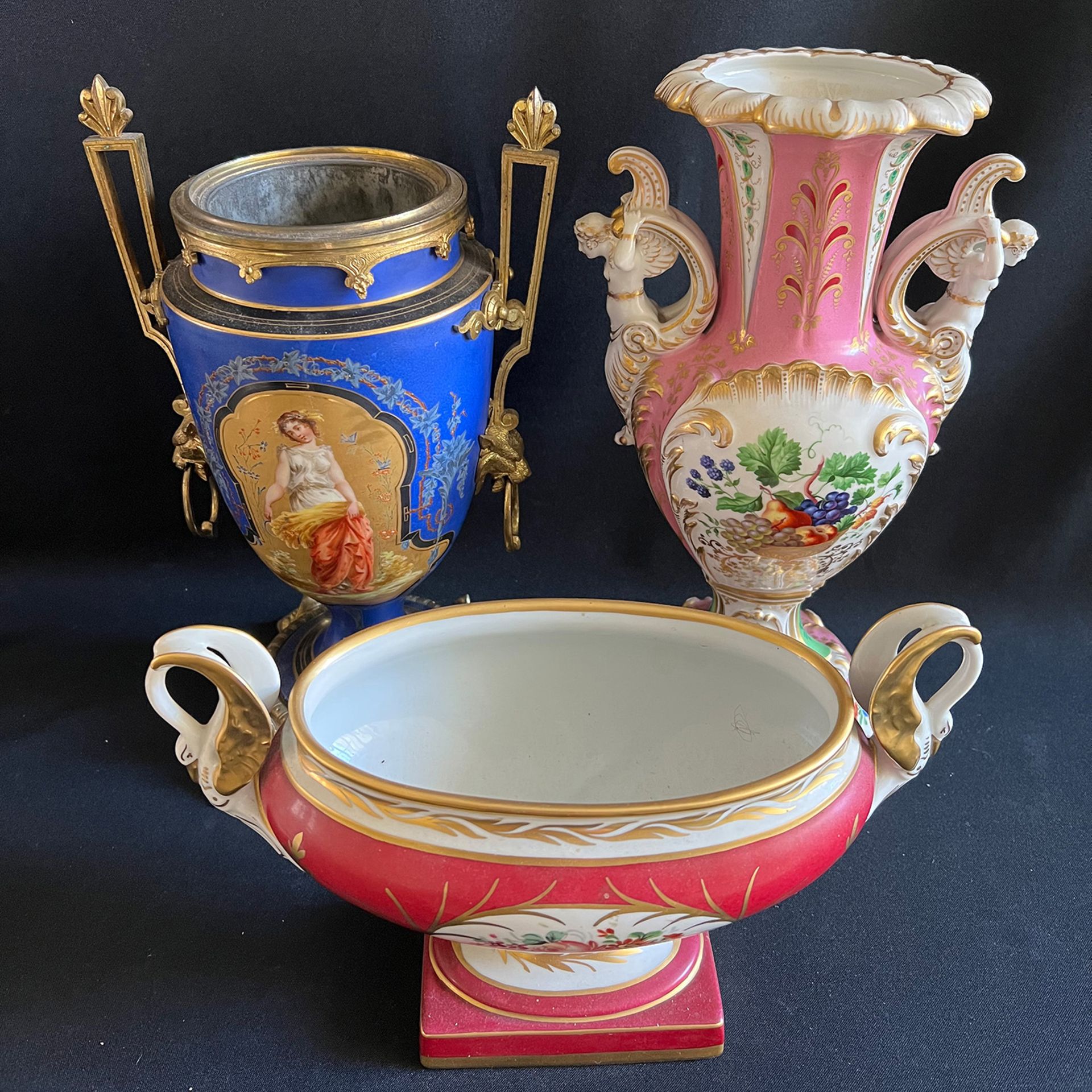 3 Sammlerobjekte, Porzellan, 19. Jh., bzw um 1900, Altersspuren: blaugrundige Vase mit Darstellung - Bild 4 aus 5