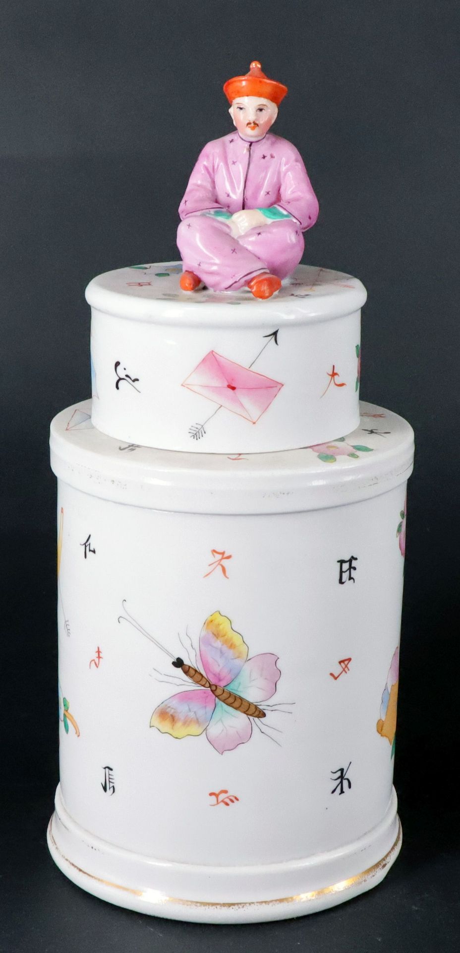 Teedose aus Porzellan, Schmetterlinge, Blumen und asiatische Schriftzeichen auf weißem Grund,