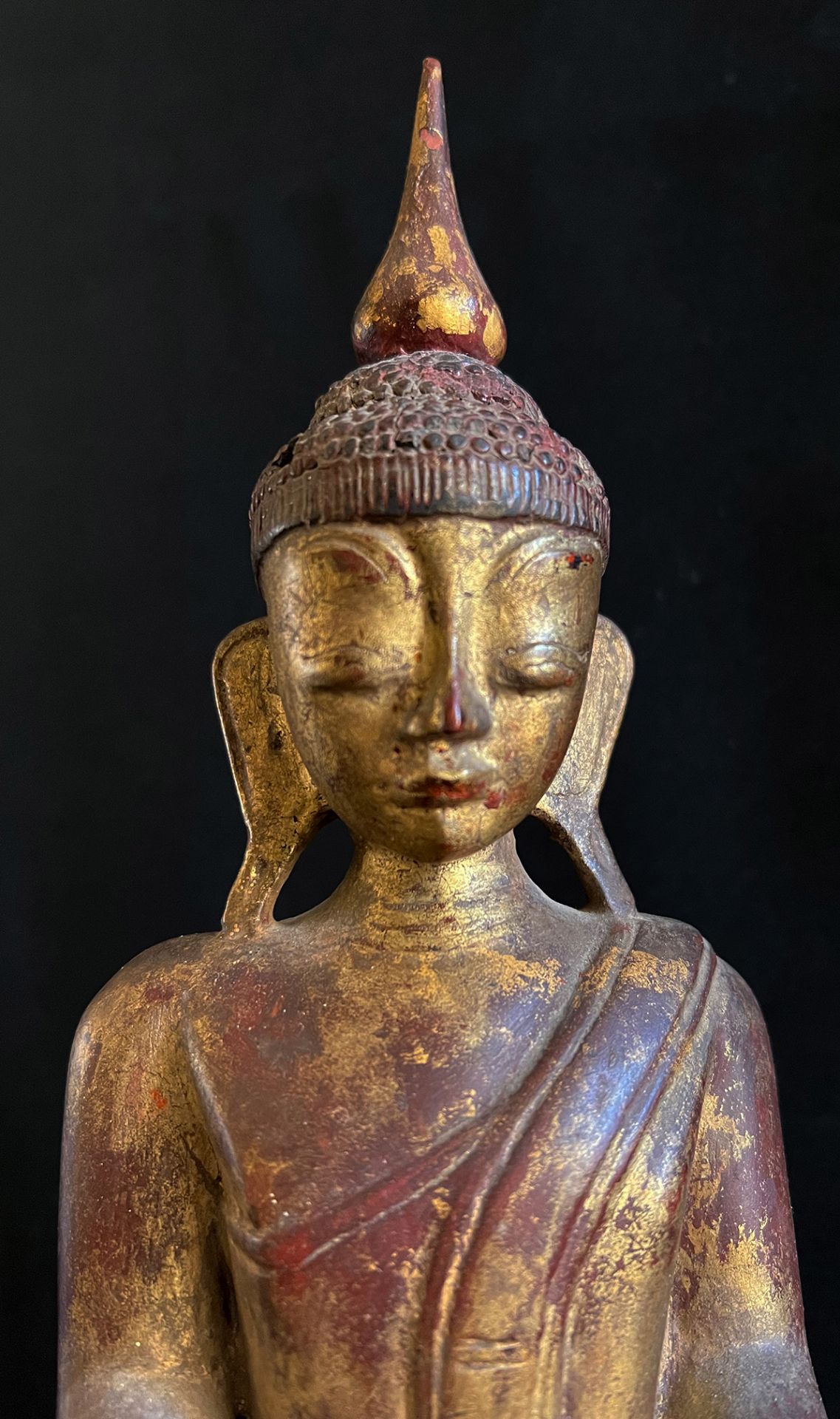 Buddha, wohl Thailand, Holz, Reste alter Vergoldung, auf Thron vorne und rechts beschriftet, - Bild 2 aus 3