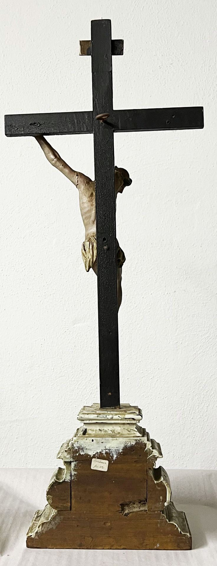 Kruzifix/ crucifixion. 18./ 19. Jh., Holz, farbig gefasst, Altersspuren, Arm fehlt etc, H. 63 cm - Bild 4 aus 4