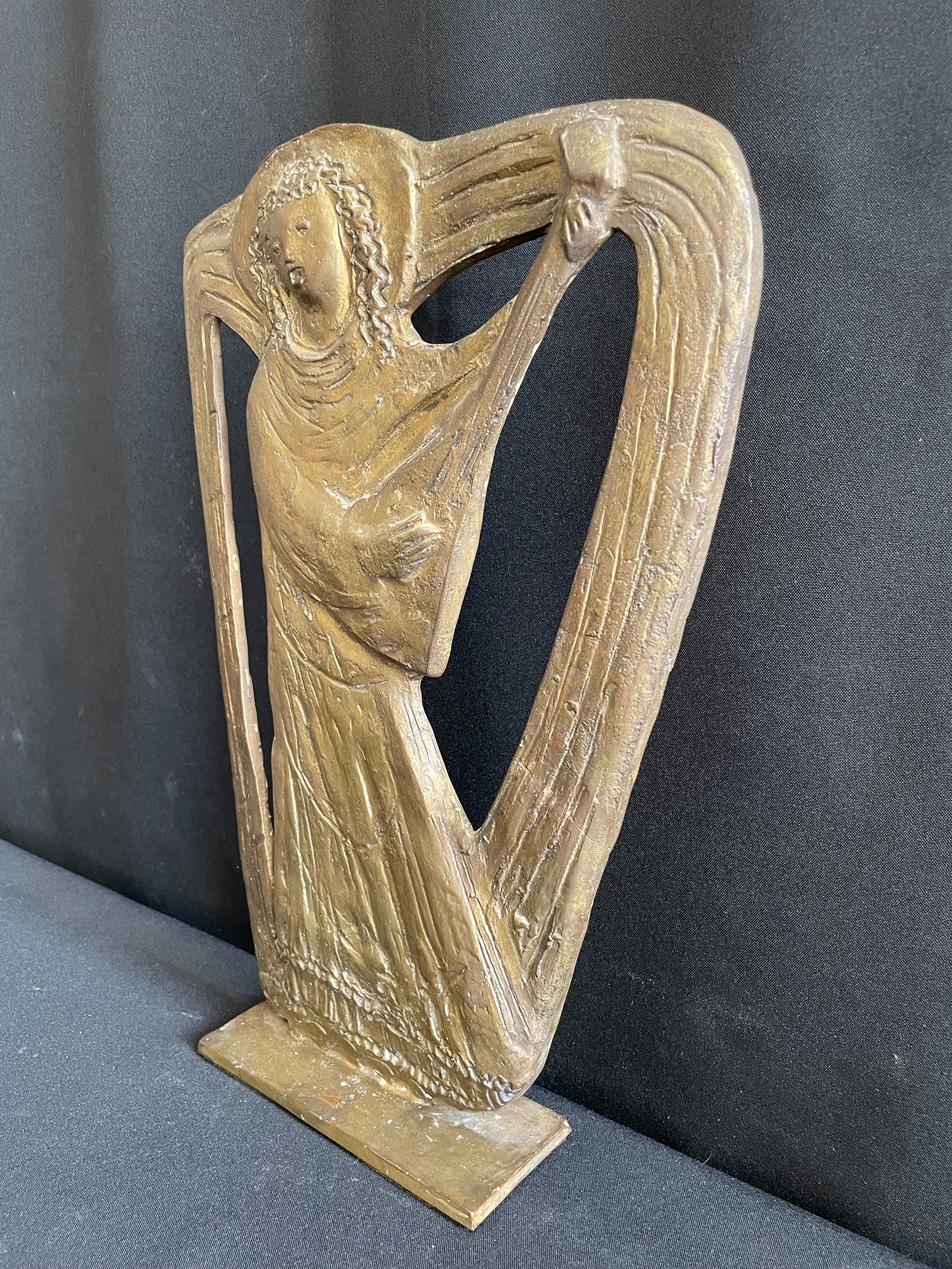 Laute spielender Engel, Bronze, Julius Bausenwein (Rimpar 1913 - 1962), das Objekt stammt aus dem - Image 4 of 5