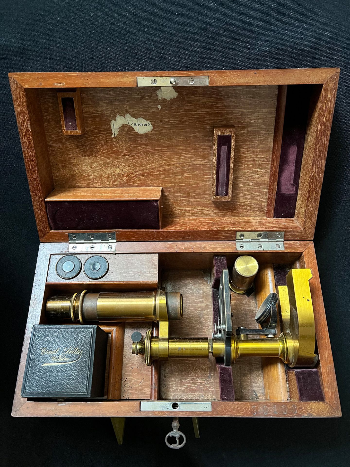 Messing-Mikroskop "E. Leitz, Wetzlar" im Holzkasten, um 1900. Signiert auf Hufeisenfuß, Serien-Nr.