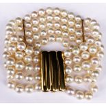 Fünf-reihiges Perlarmband / five row pearl bracelet. 750er GG, D. der Perlen 7 mm. Kastenschloss 3,5