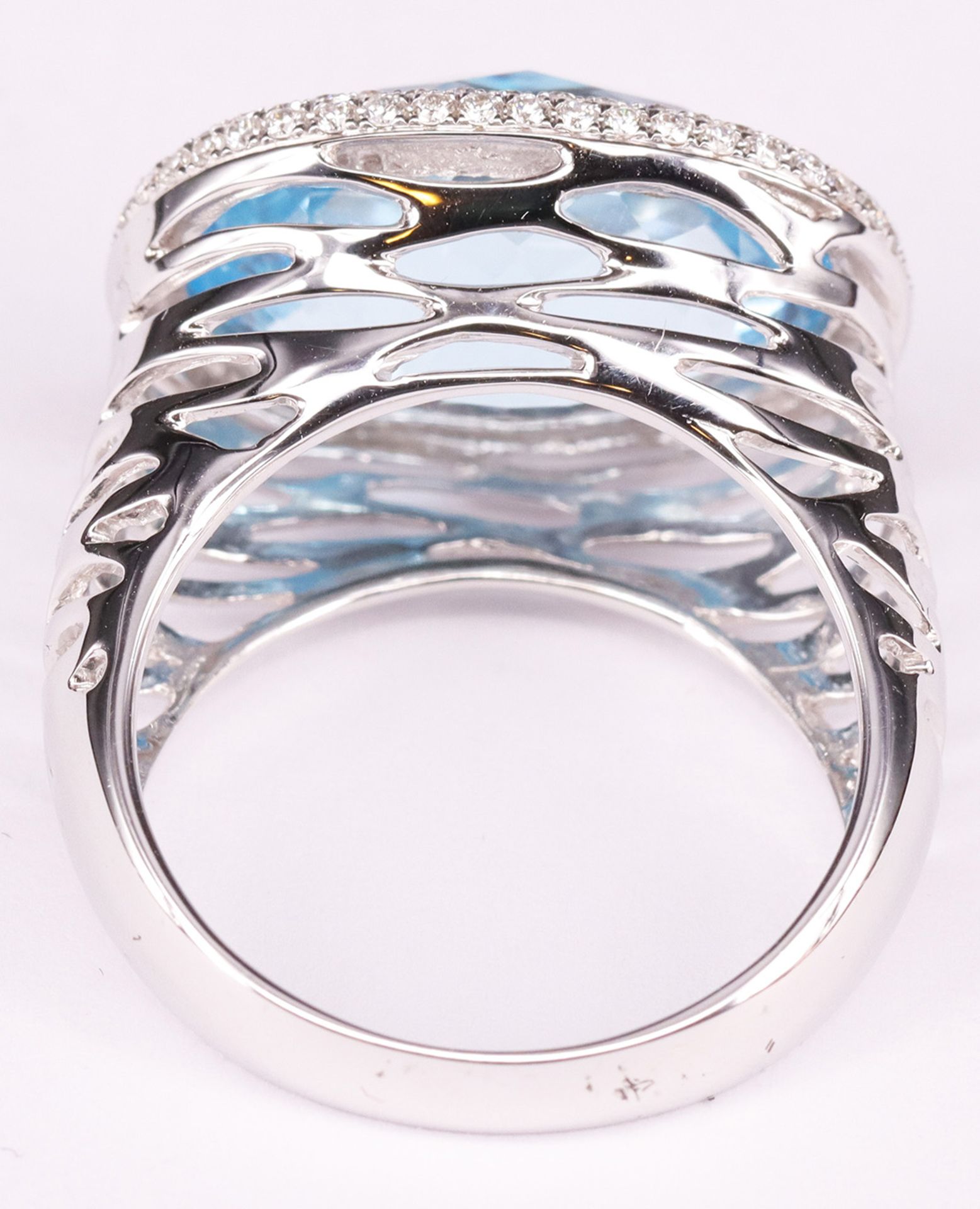 Zwei Damenringe mit hellblauem Topas: breiter Ring mit großem Stein und kleinen Brillianten, 750er - Image 12 of 12