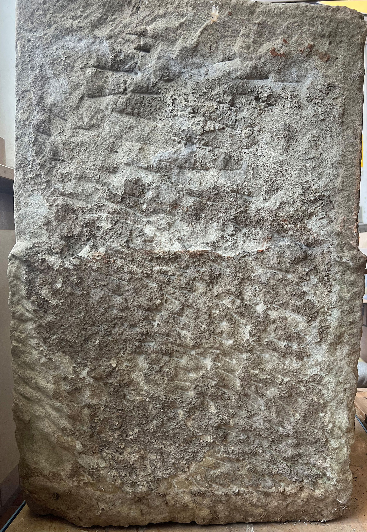 Großer Sockel/ Large pedestal, Franken, 18. Jh., Sandstein, Altersspuren, Ges.tiefe 80 cm, - Bild 2 aus 3