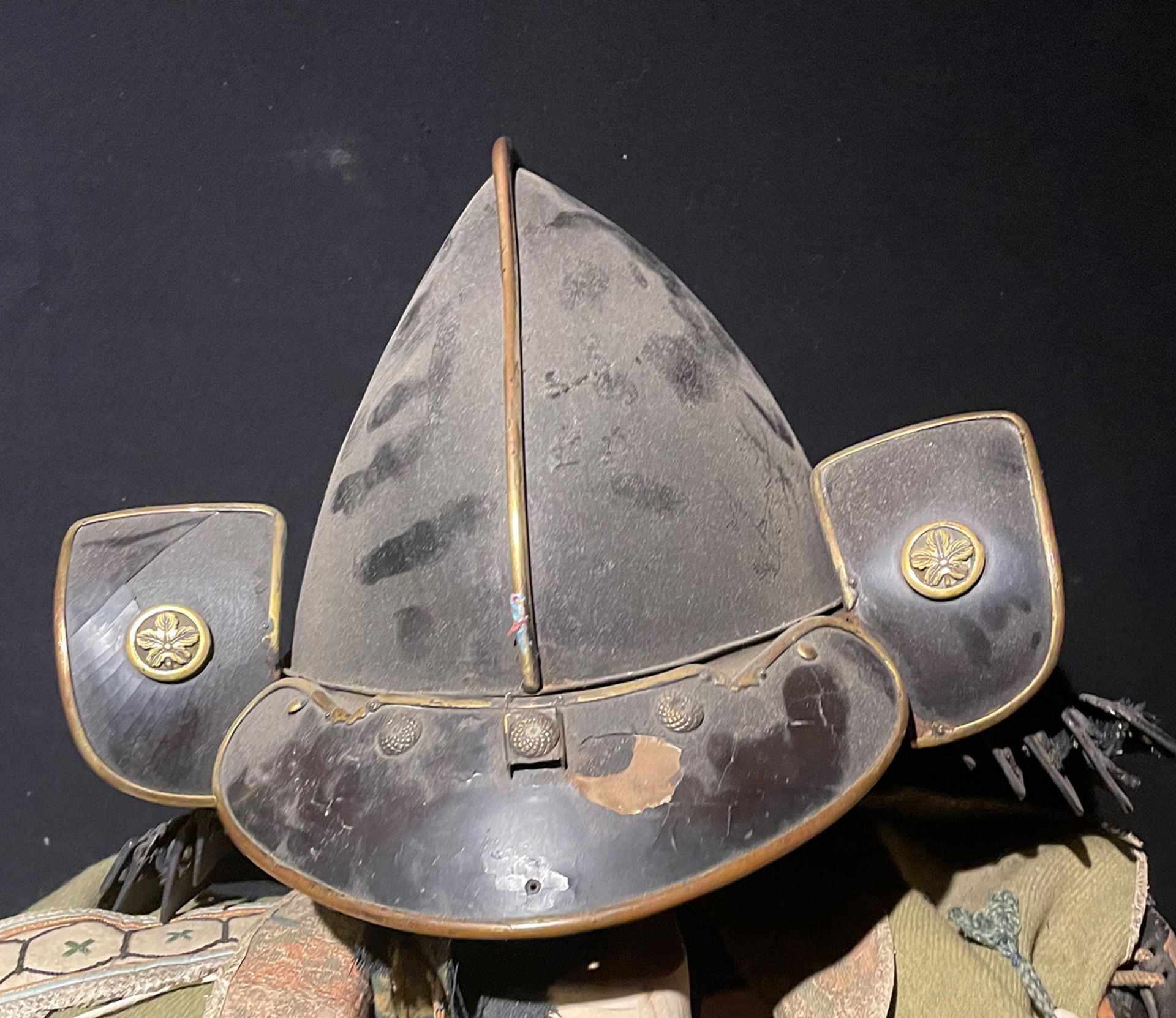 Rüstung, Japan, Samurai- u. Edo-Zeit (Zugabe Helm), Höhe ca. 80 cm. Armor, Japan, Samurai and Edo - Bild 2 aus 6