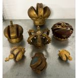 7 Kronen/ crowns. Sammlungsauflösung, 18. Jh., barock, Holz, teils farbig gefasst, Altersspuren,