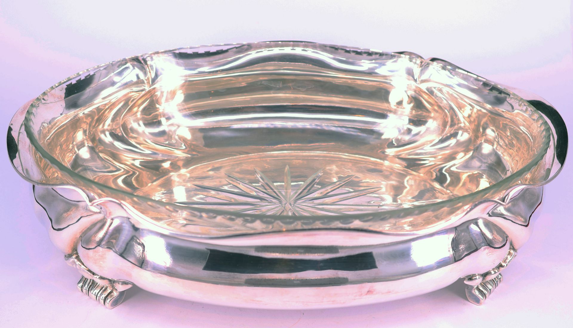 Große, flache Schale, 835er Silber, mit Glaseinsatz: Auf vier Füßen geschweifter Körper mit