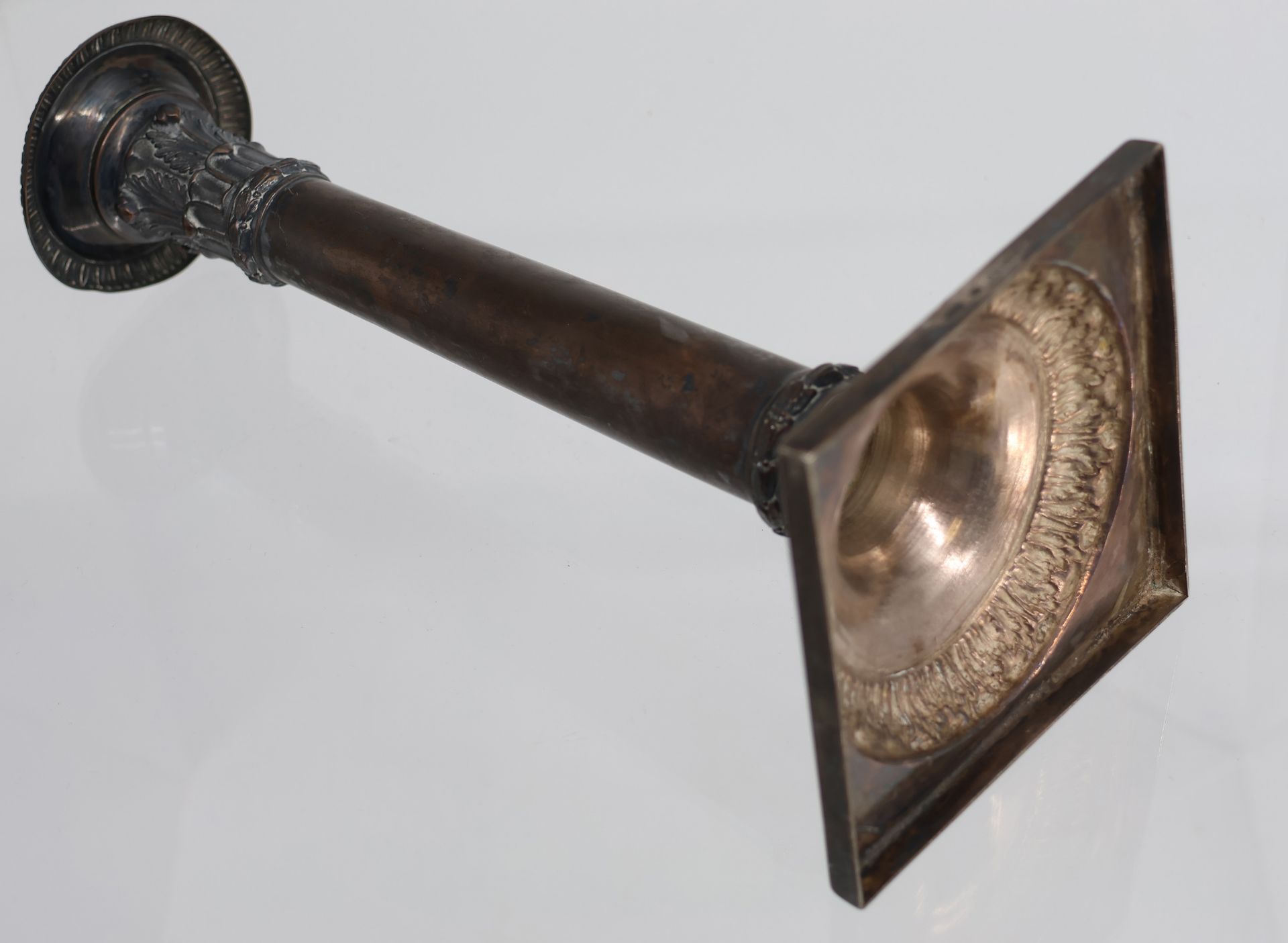Leuchter, 13-lötiges Silber, auf quadratischem Stand Schaft in Form einer Säule mit korinthischem - Image 3 of 4