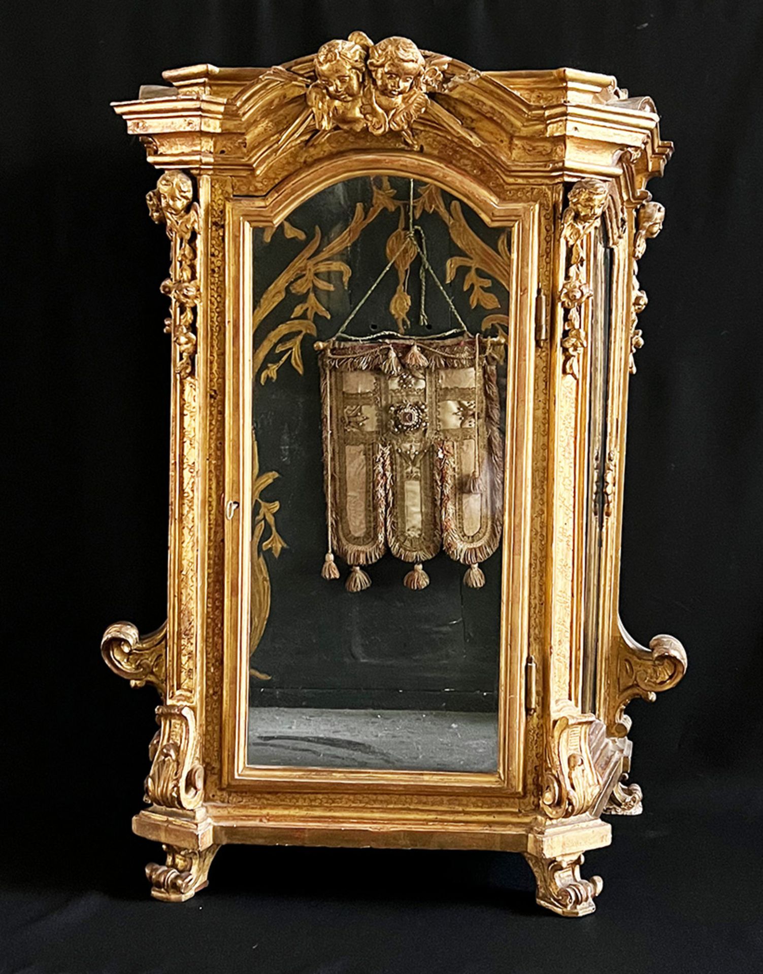 Barocker Schrein, dreiseitig verglast, Holz, vergoldet, mit Engel / Putten und Ornamentik, oben