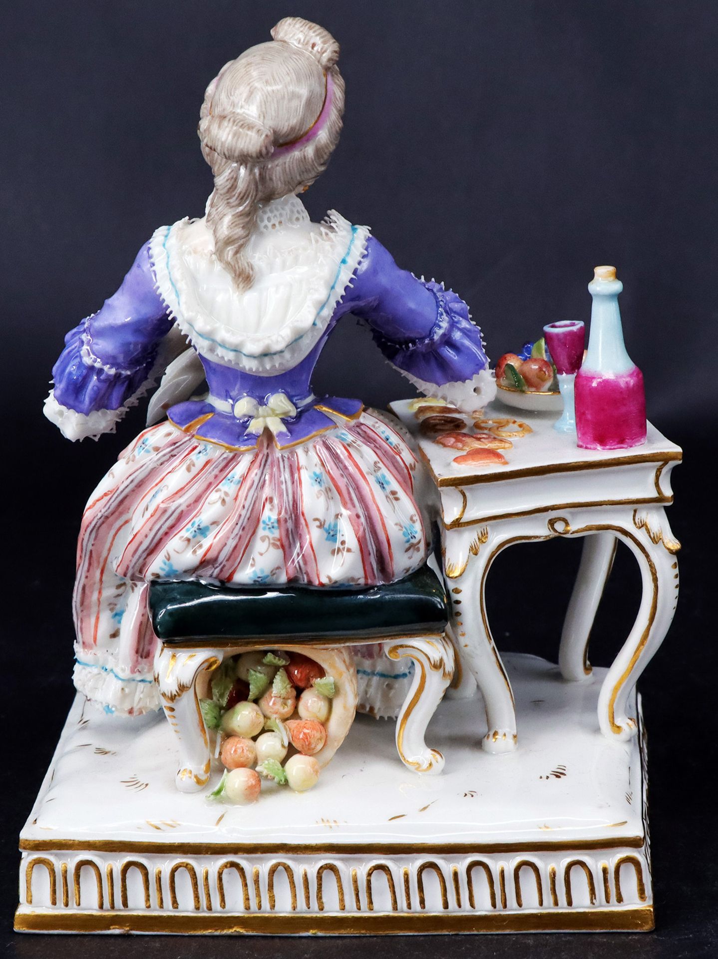 Meissen, Rokoko Dame am gedeckten Tisch mit Früchten, Backwaren und Wein sitzend, Allegorie " - Image 3 of 7