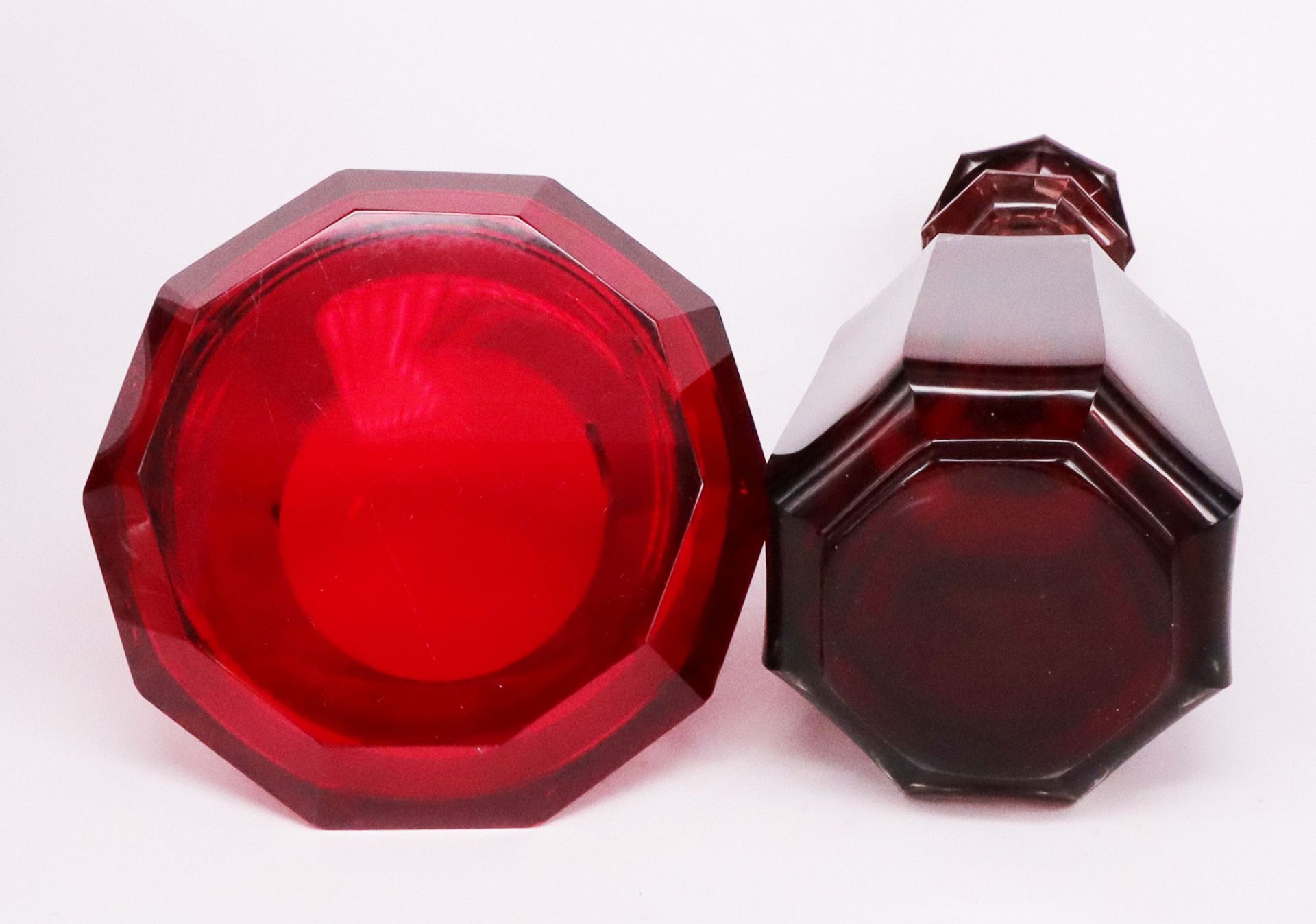 Konvolut aus rotem Glas, Rubinglas, überw. 19. Jh., bömisch, Sammlungsauflösung: Vase auf vier - Image 2 of 9