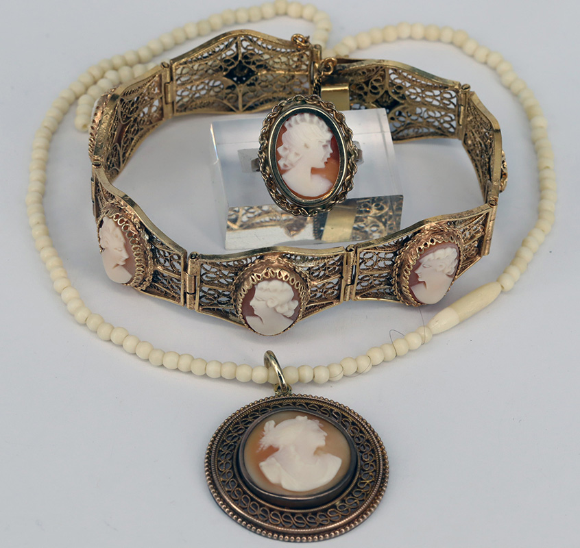 Set mit Kameen, um 1900: Armband, Silber, vergoldet, mit vier Muschelgemmen mit Damenportraits, L - Image 2 of 3