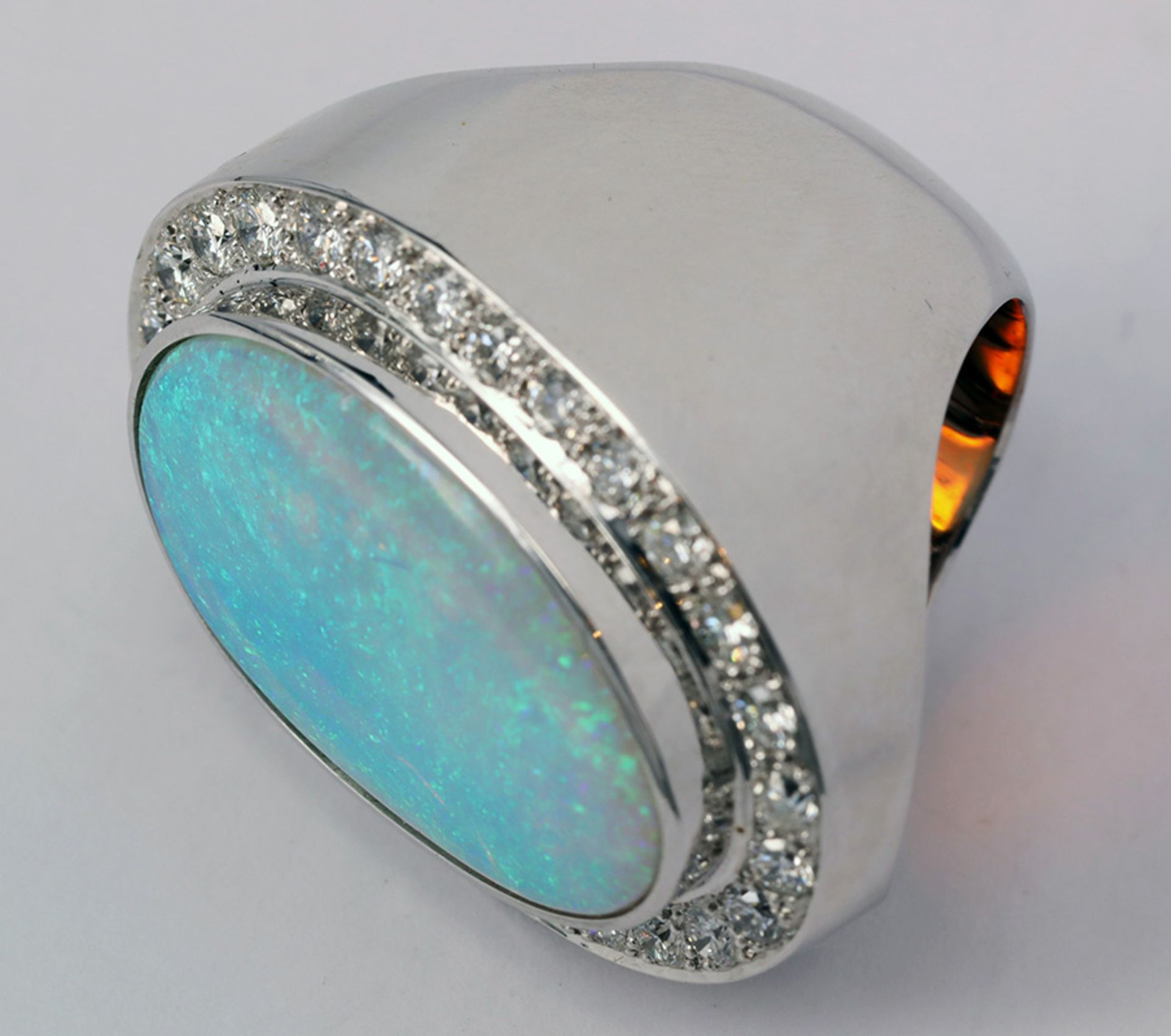 Ring, 750er WG, Handarbeit, mit türkisblauem Opal, 15,5 mm x 24 mm, sowie 28 Brillanten à 0,04 ct, - Image 2 of 6