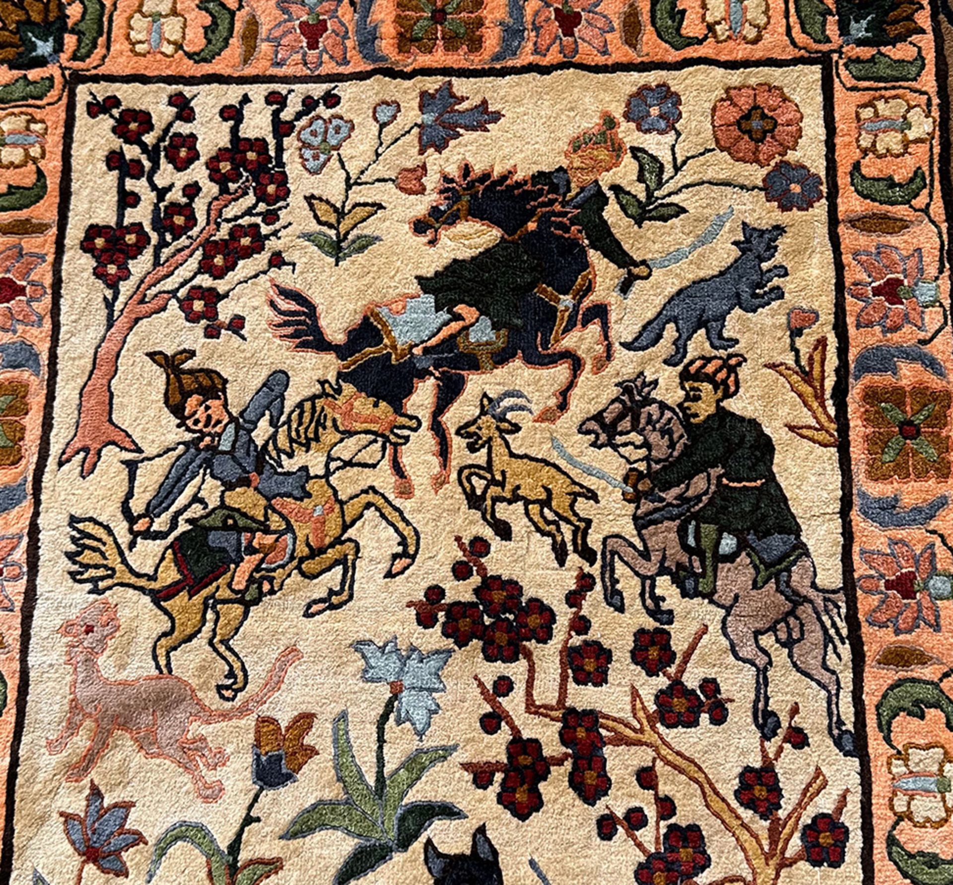 Seidenteppich, China, Darstellungen verschiedener Jagdszenen: Ziege, Löwe, Tiger...,121 x 62 cm. - Image 3 of 5
