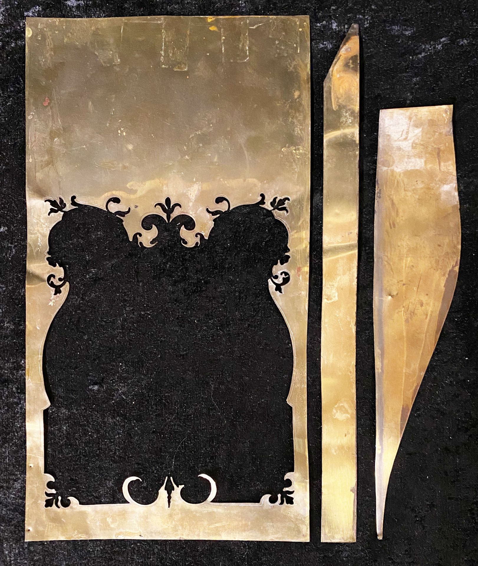 Hohe Kaminuhr, Pendule, 2. Hälfte 19. Jh., intarsierter Korpus mit ornamentalen Messingappliken, - Image 6 of 7
