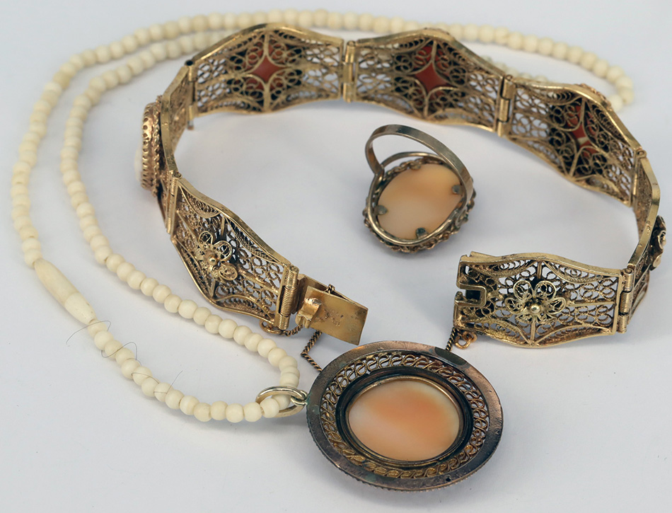 Set mit Kameen, um 1900: Armband, Silber, vergoldet, mit vier Muschelgemmen mit Damenportraits, L - Image 3 of 3