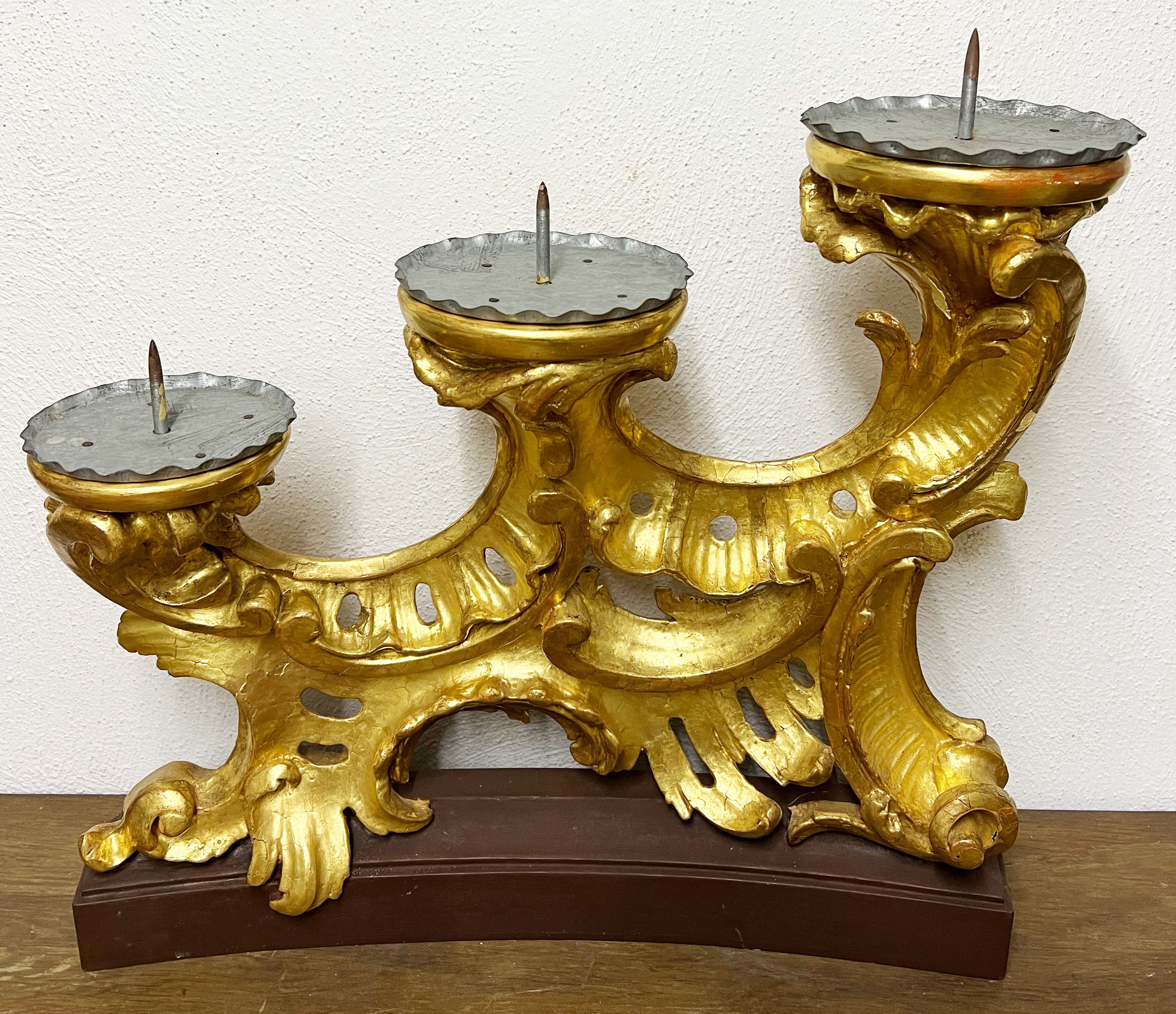 Paar je dreiflammige Leuchter/ a pair of chandeliers. Kunstharz, barocker Stil, H. 51 cm, B. 56 cm - Image 3 of 4