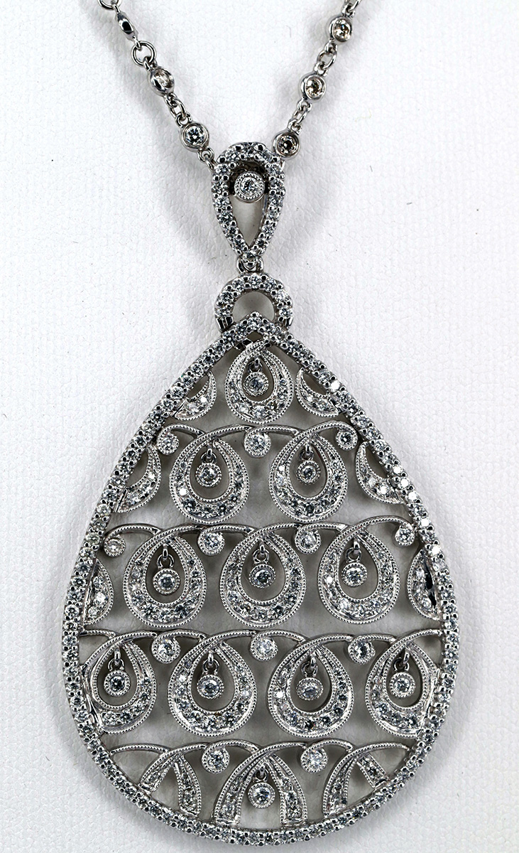 Großer Anhänger mit Diamanten und Kette, darin ca. 300 Diamanten. L des Anhängers inkl. Öse ca. 6,