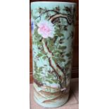 Große grüngrundige Asia Vase mit rosa und blau blühenden Zweigen sowie Wiesenblumen in einer