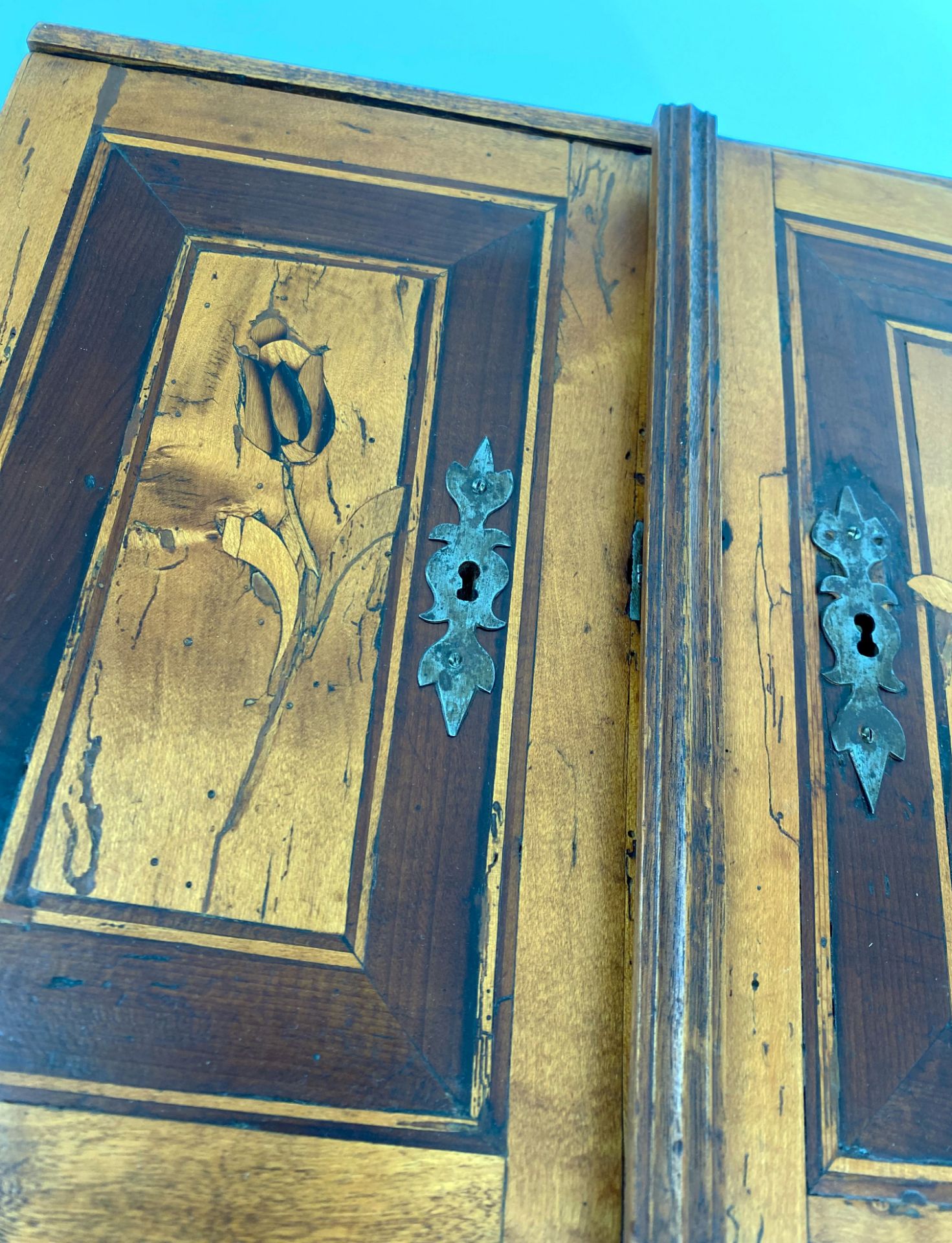 Kabinettschränkchen, 18./19. Jh., Holz mit feinen floralen Intarsien. Kubischer, zweitüriger - Image 5 of 8
