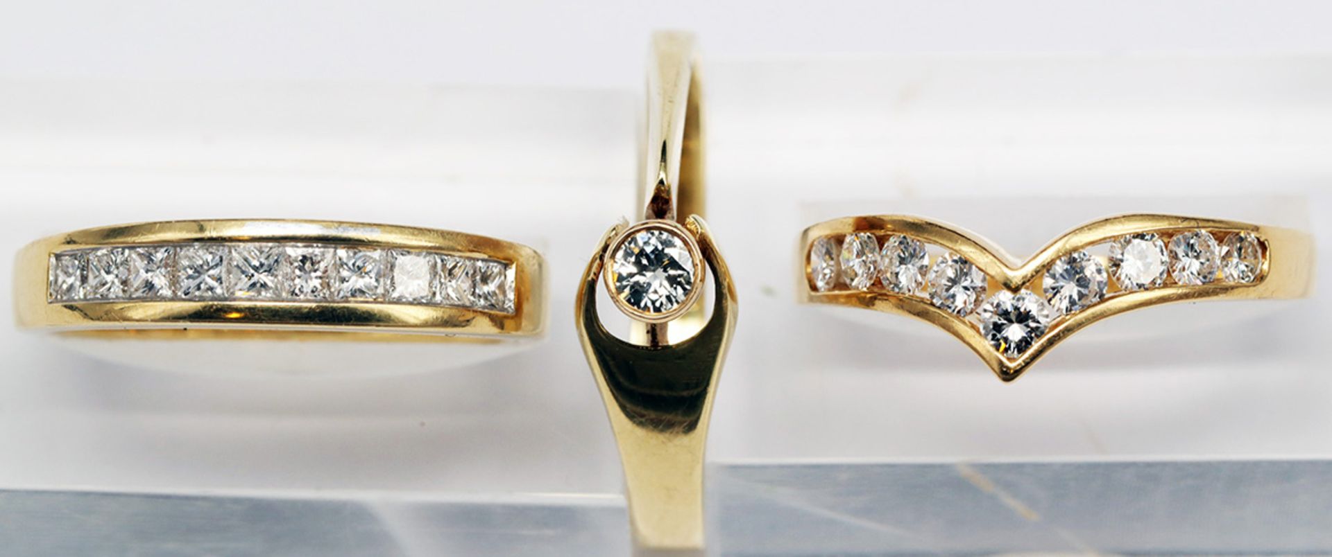 3 Diamantringe, mit schönen Brillanten. Davon 2 x 750er GG, 7,85 g: Ring mit 10 Princess cut