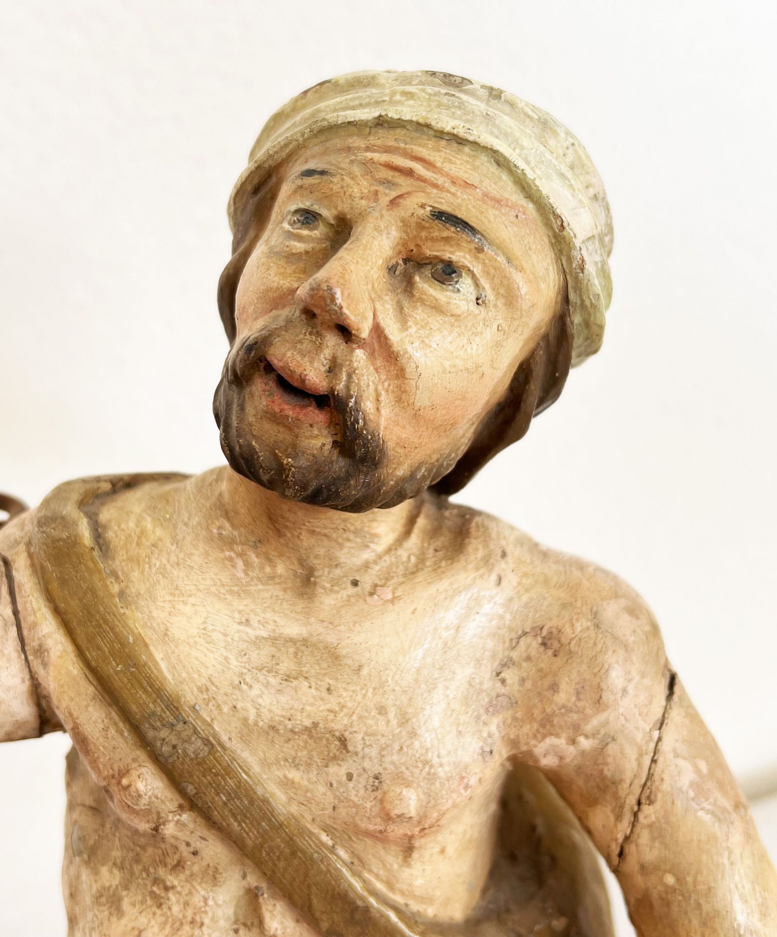 Bettler mit erhobenem Arm, Almosen erbittend/ Beggar asking for alms. Süddeutsch, 18. Jh., Holz, - Bild 2 aus 4