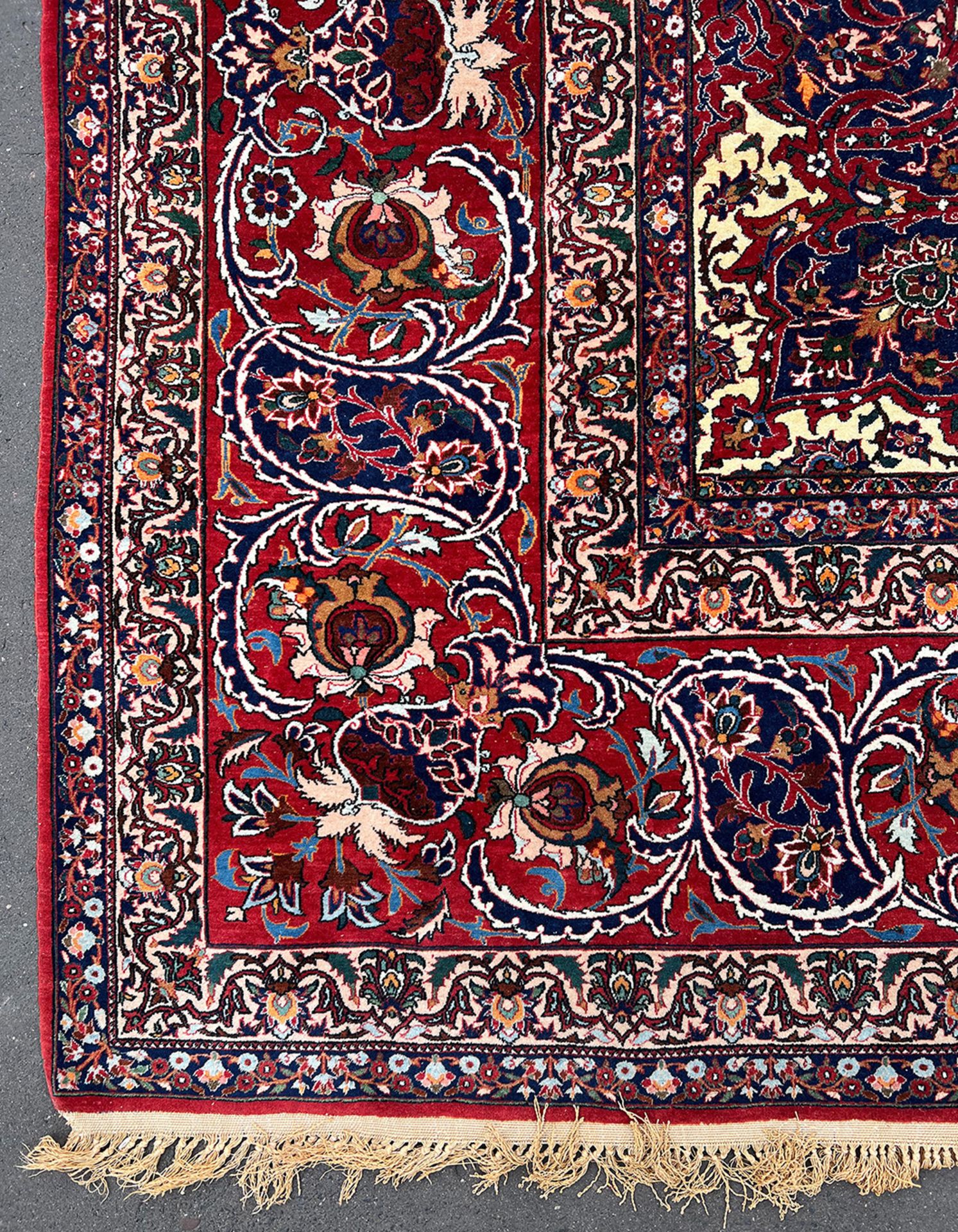 Orientteppich, Isfahan, Altersspuren, Fransen teils beschädigt, 308 x 422 cm - Image 3 of 19