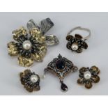 Set mit Brosche, Ring (Größe verstellbar) und Ohrklipsen, 800er Silber, vergoldet, in Blütenform mit