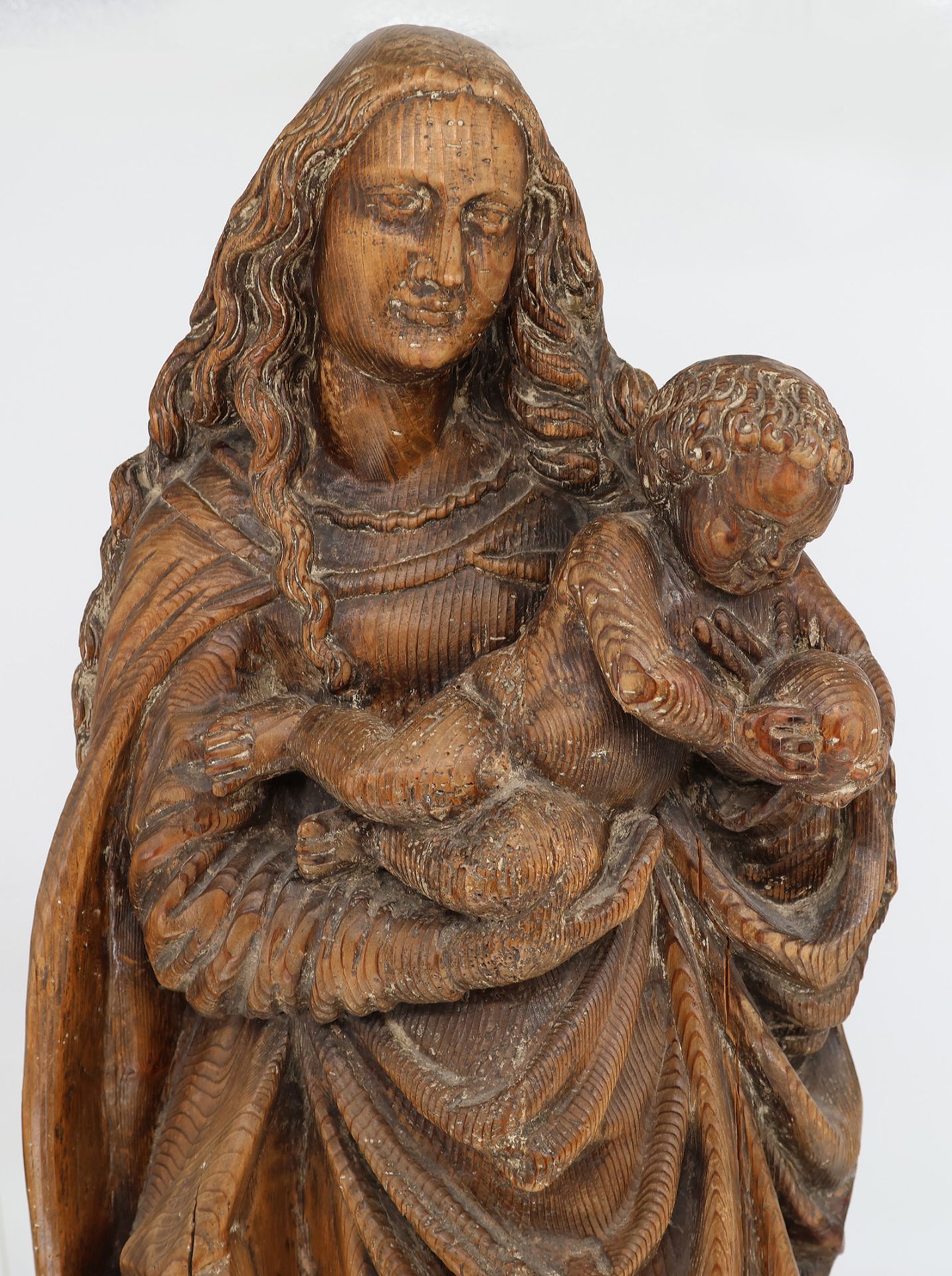 Madonna mit Kind, 17./18. Jh., Holz, geschnitzt, H 89 cm. Madonna with child, 17th/18th century, - Image 4 of 4