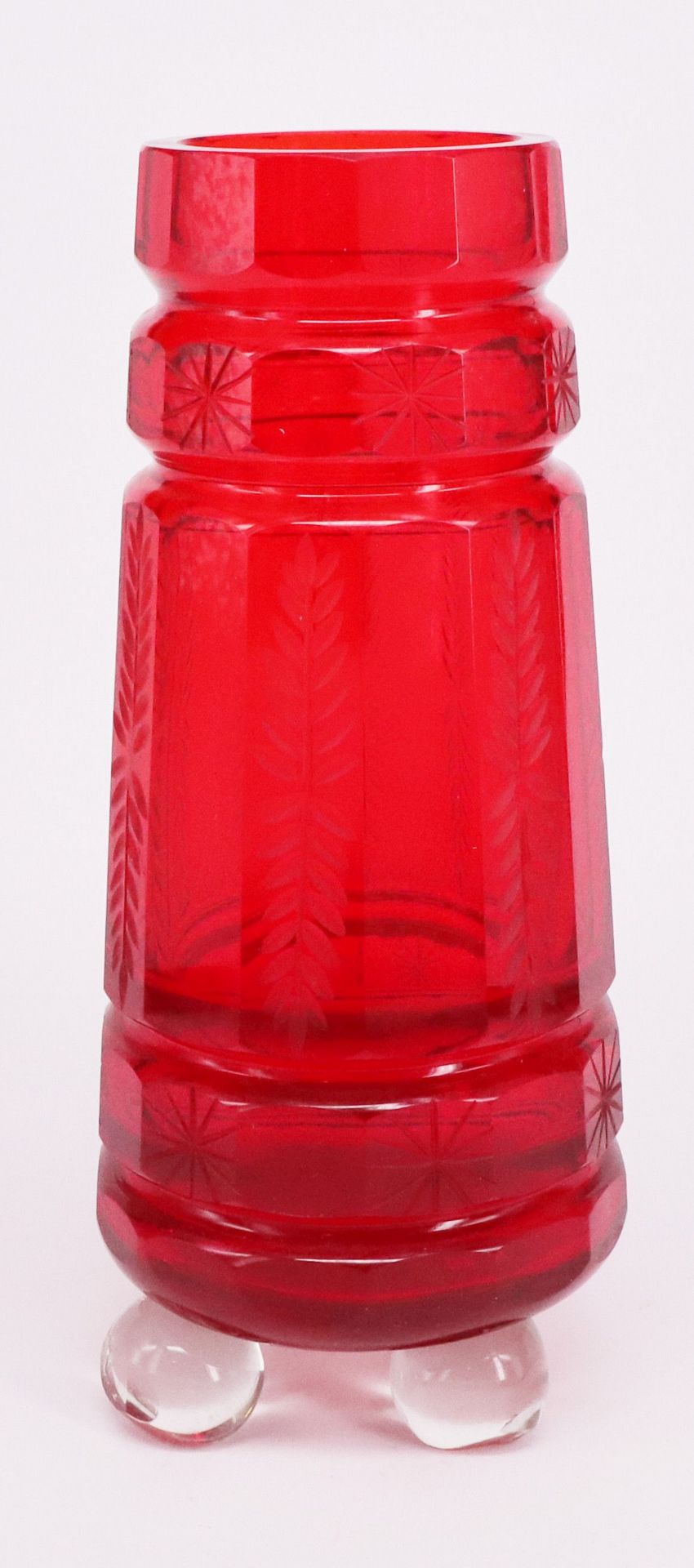 Konvolut aus rotem Glas, Rubinglas, überw. 19. Jh., bömisch, Sammlungsauflösung: Vase auf vier - Image 8 of 9