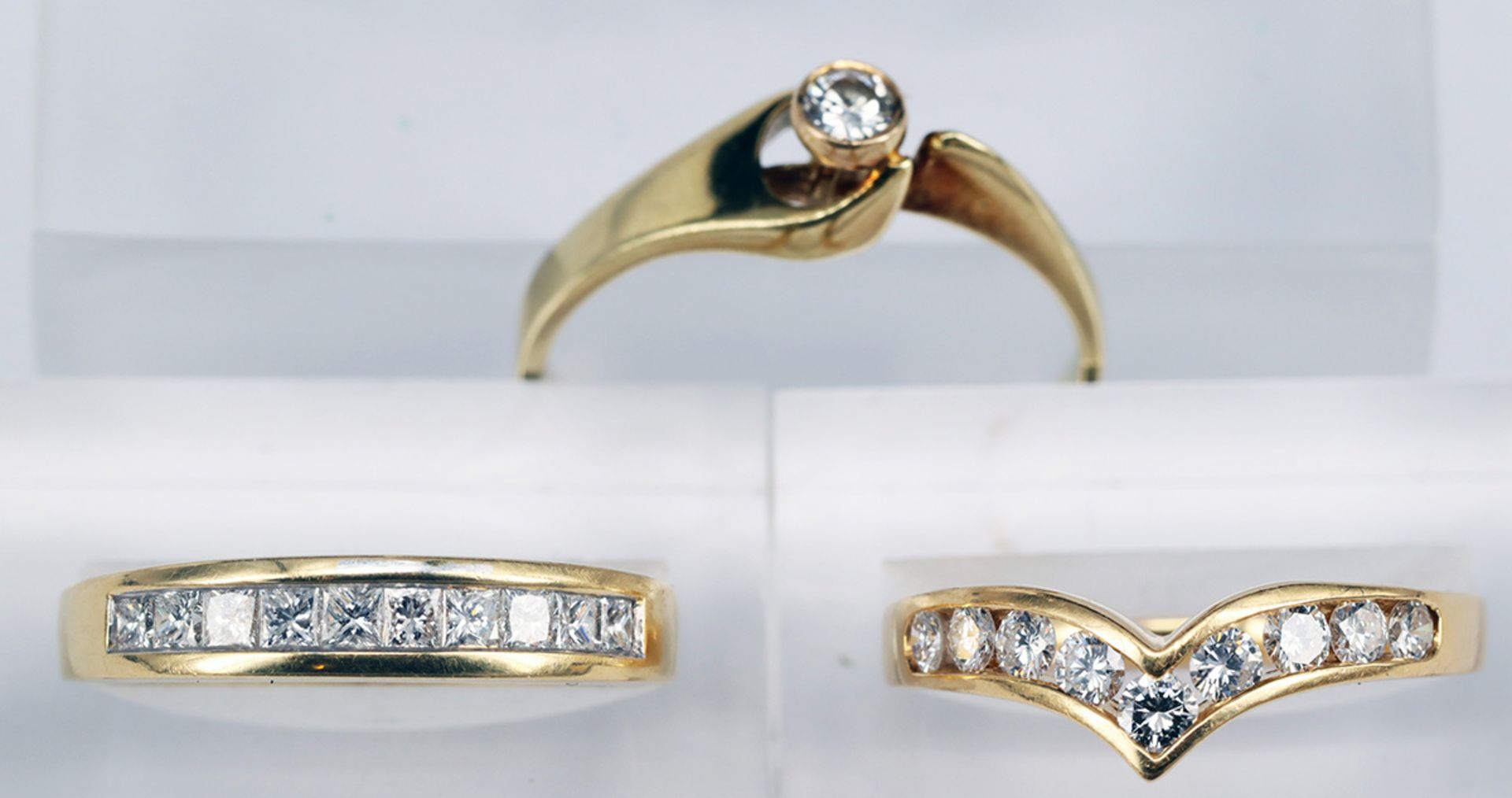 3 Diamantringe, mit schönen Brillanten. Davon 2 x 750er GG, 7,85 g: Ring mit 10 Princess cut - Image 2 of 4
