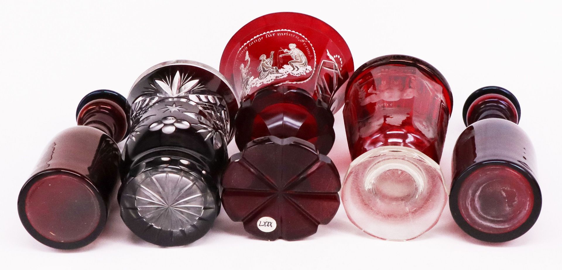 Konvolut aus rotem Glas, Rubinglas, überw. 19. Jh., bömisch, Sammlungsauflösung: Vase auf vier - Image 7 of 9