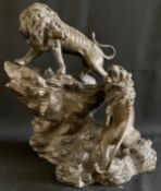 Zwei Löwen auf einer Anhöhe, Bronze, um 1900, bei einem Löwen ist die Schwanzspitze gebrochen, 43