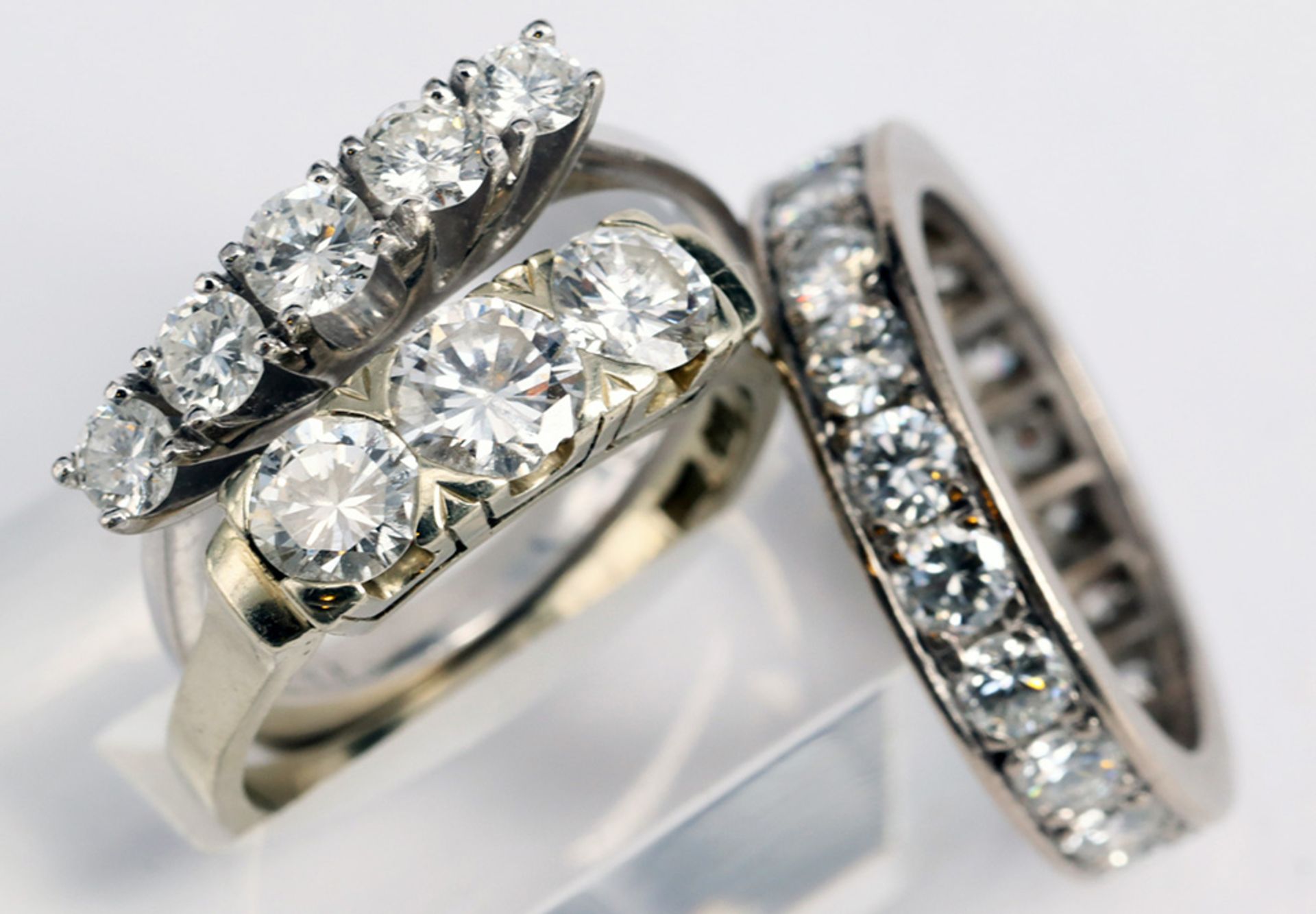 4 Schmuckstücke mit Diamanten. 3 Diamantringe, 750er WG, 15,4 g: Memoryring (Gold geprüft), mit 20 - Image 7 of 7