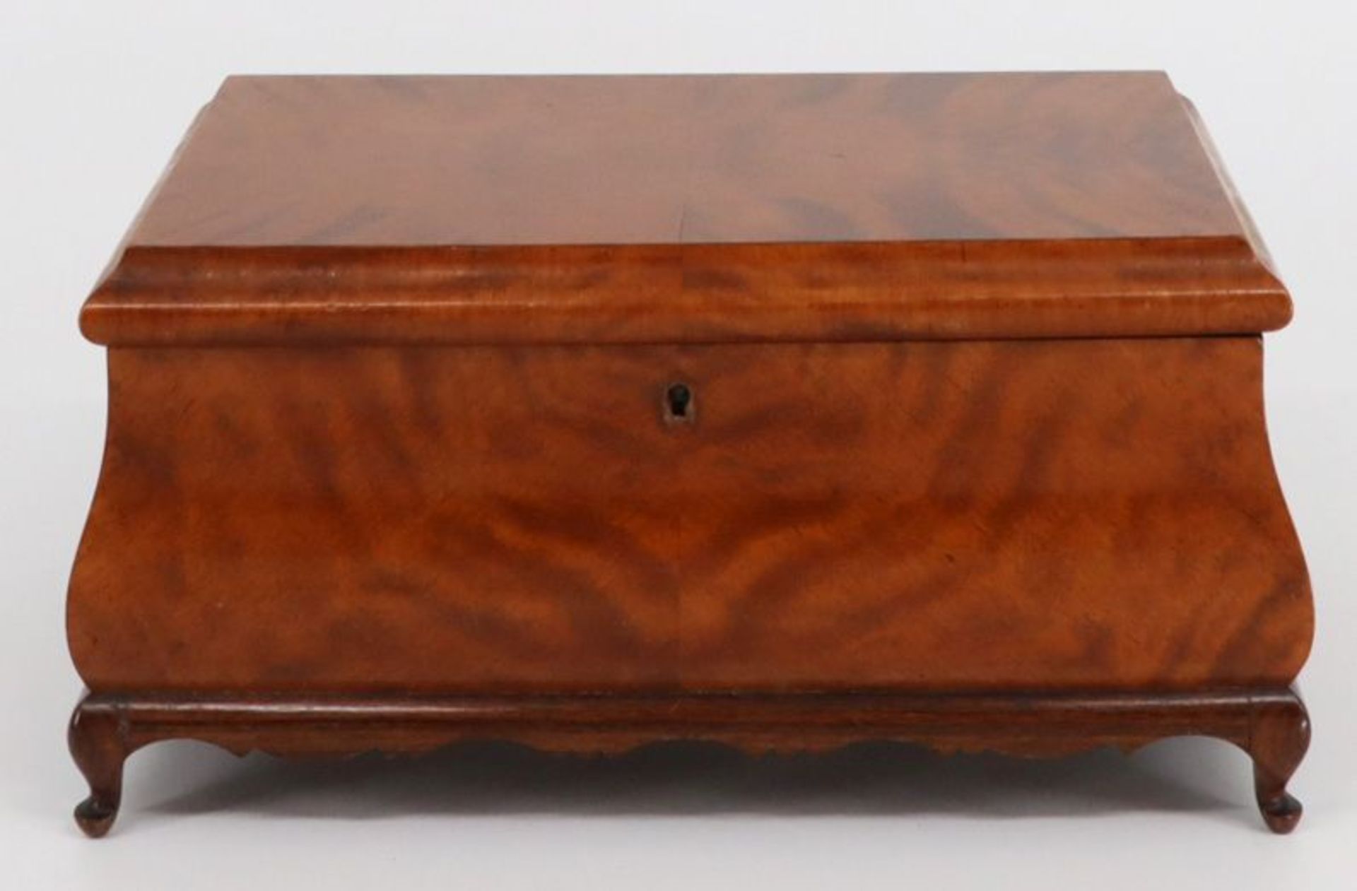 Modellkommode und Schatulle: Holzschatulle, rechteckiger Korpus, leicht geschweift, auf kleinen - Image 7 of 7