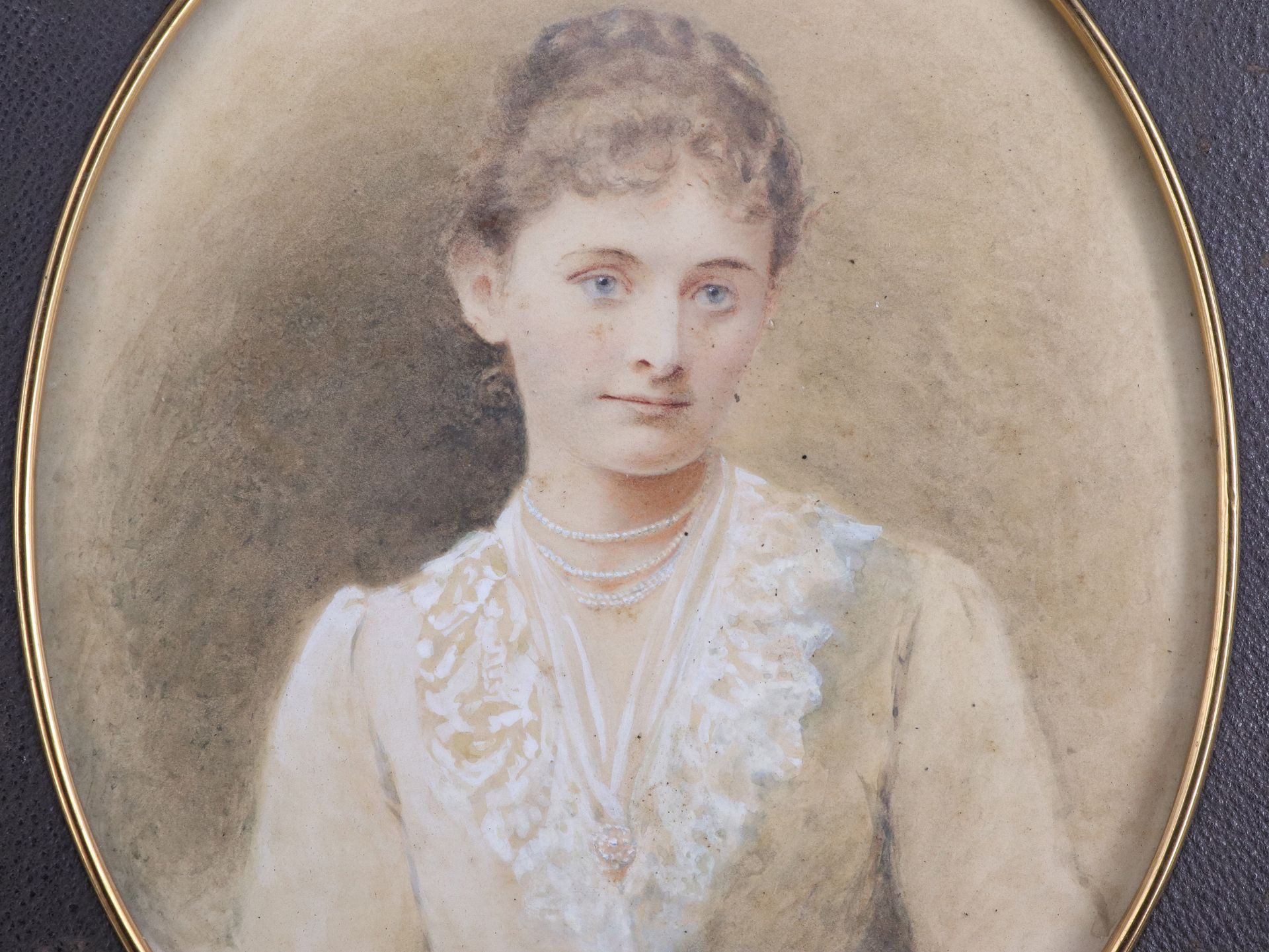 Unbekannter Maler, um 1820/30. Junge Frau, Aquarell, 22 x 18 cm im Aufsteller, Lederüberzug, 33 x 28 - Image 3 of 4