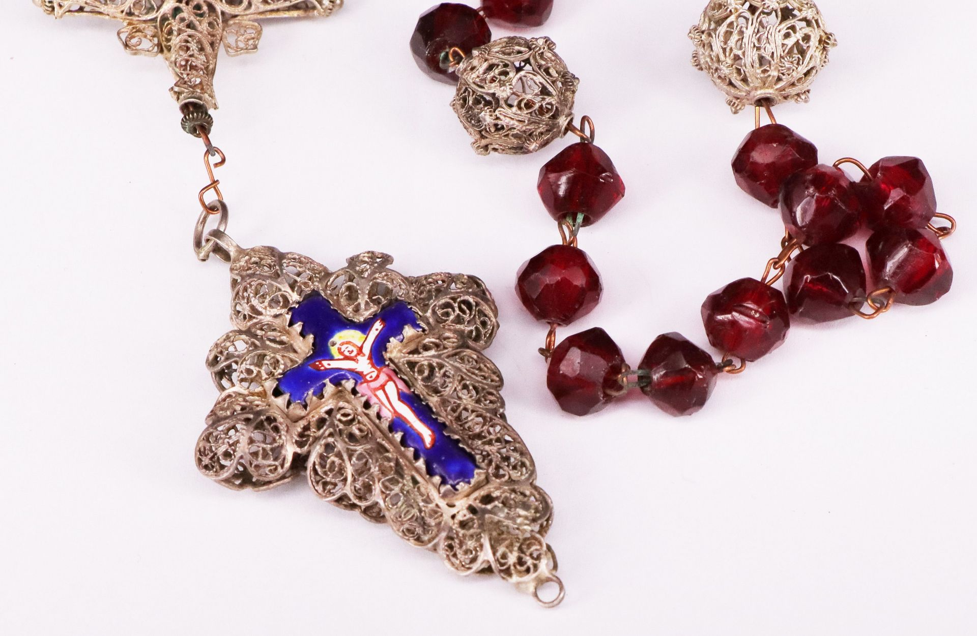 Sakrales Konvolut aus einem Rosenkranz aus filigran gearbeiteten, durchbrochenen Silber- und roten - Image 4 of 4