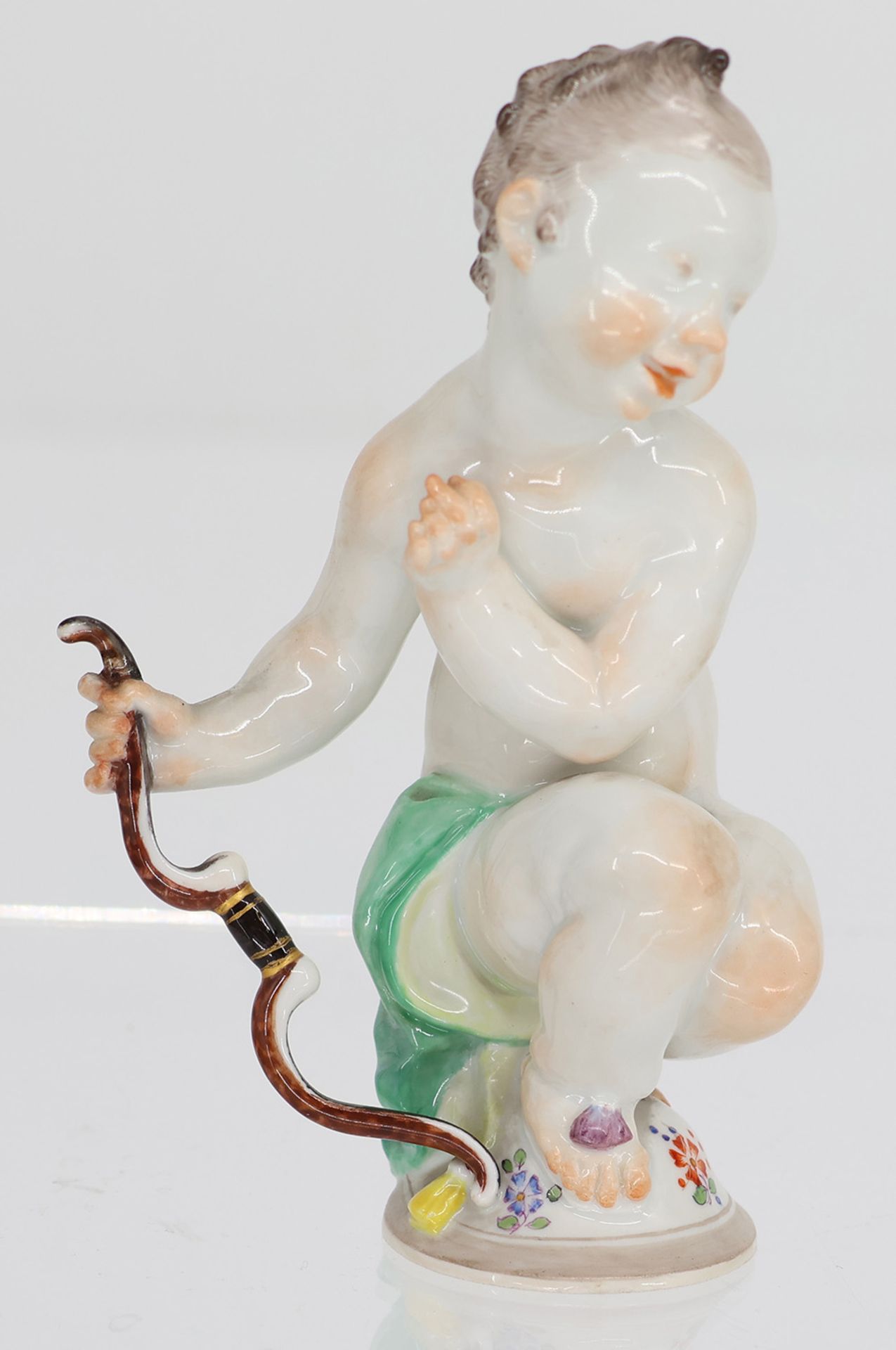 "Amor" Meissen, Paul Scheurich, Porzellan, Farbstaffage, Putto mit Bogen, auf rundem Sockel,