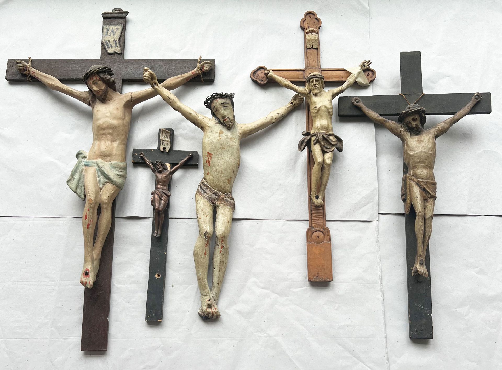 Konvolut mit 5 Kruzifixen/ collection of 5 crucifixions. Franken, 18./19. Jh., 35 bis 63 cm