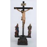 Kreuzigungsgruppe, 18./19. Jh., Maria mit Johannes dem Evangelisten unter dem Kreuz mit Jesus, Holz,