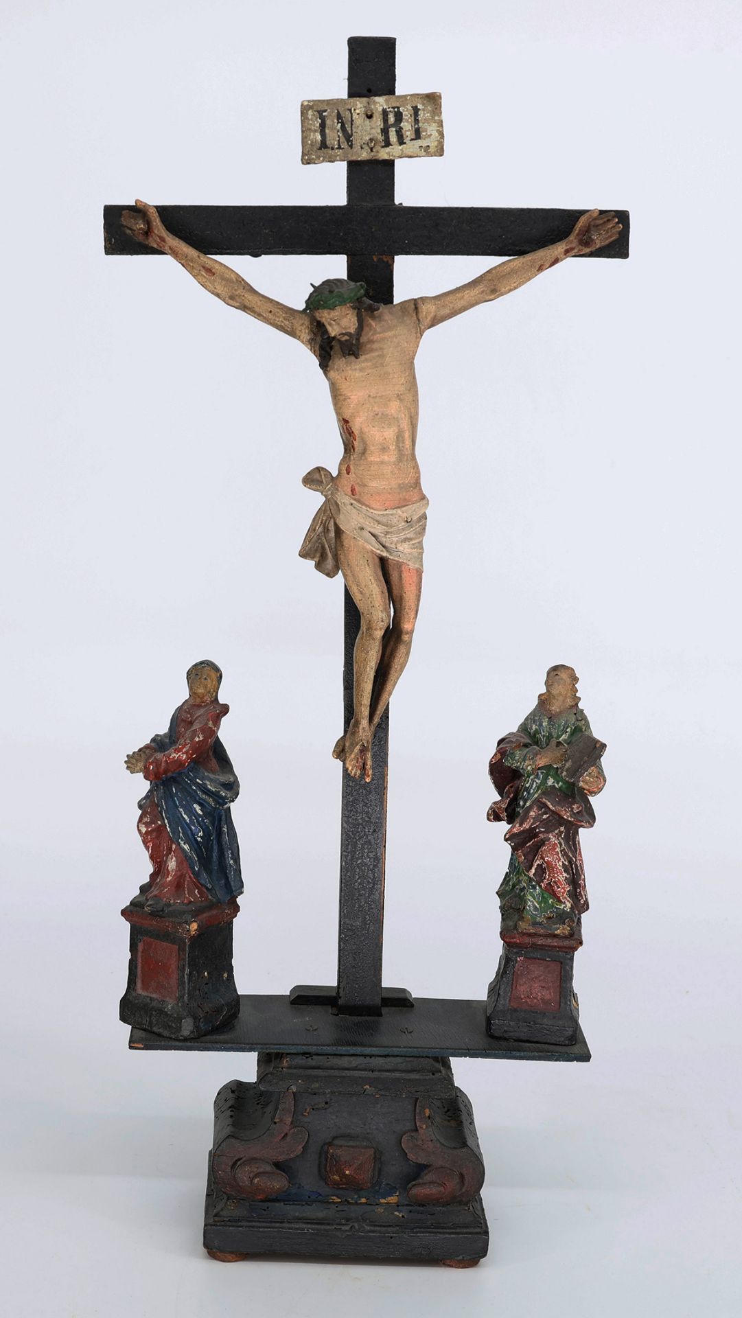 Kreuzigungsgruppe, 18./19. Jh., Maria mit Johannes dem Evangelisten unter dem Kreuz mit Jesus, Holz,