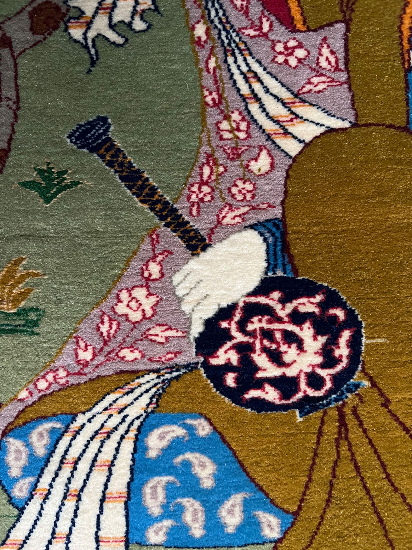 Isfahan, Orientteppich bzw. Wandteppich, mit dem Figurenmotiv einer Mandolinenspielerin und ihrem - Image 4 of 4