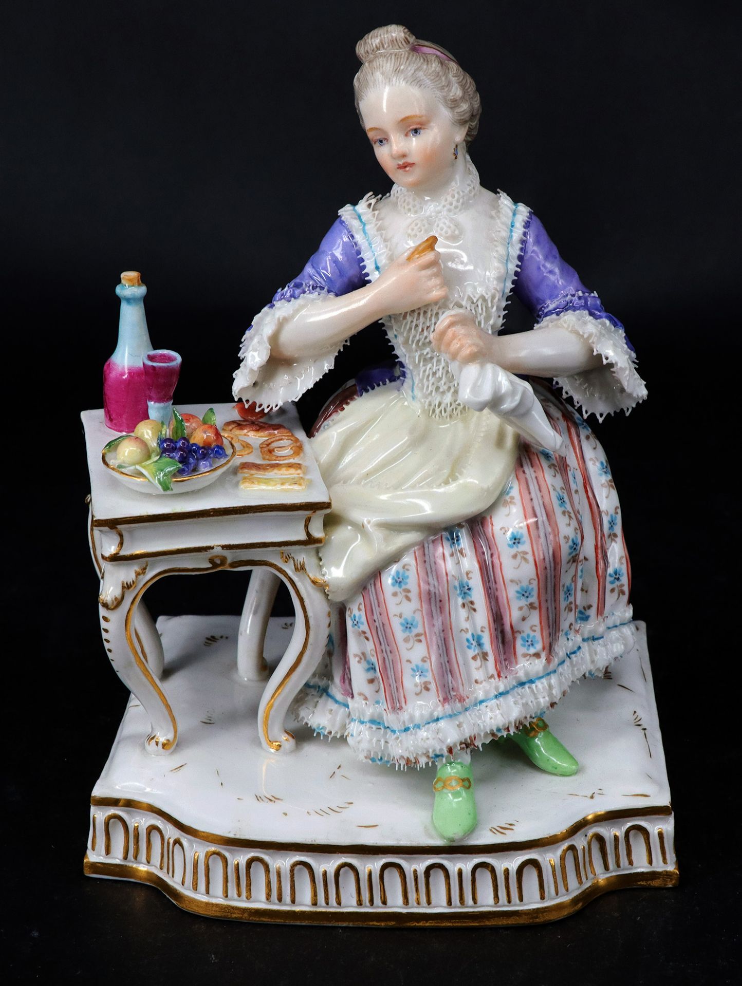 Meissen, Rokoko Dame am gedeckten Tisch mit Früchten, Backwaren und Wein sitzend, Allegorie "