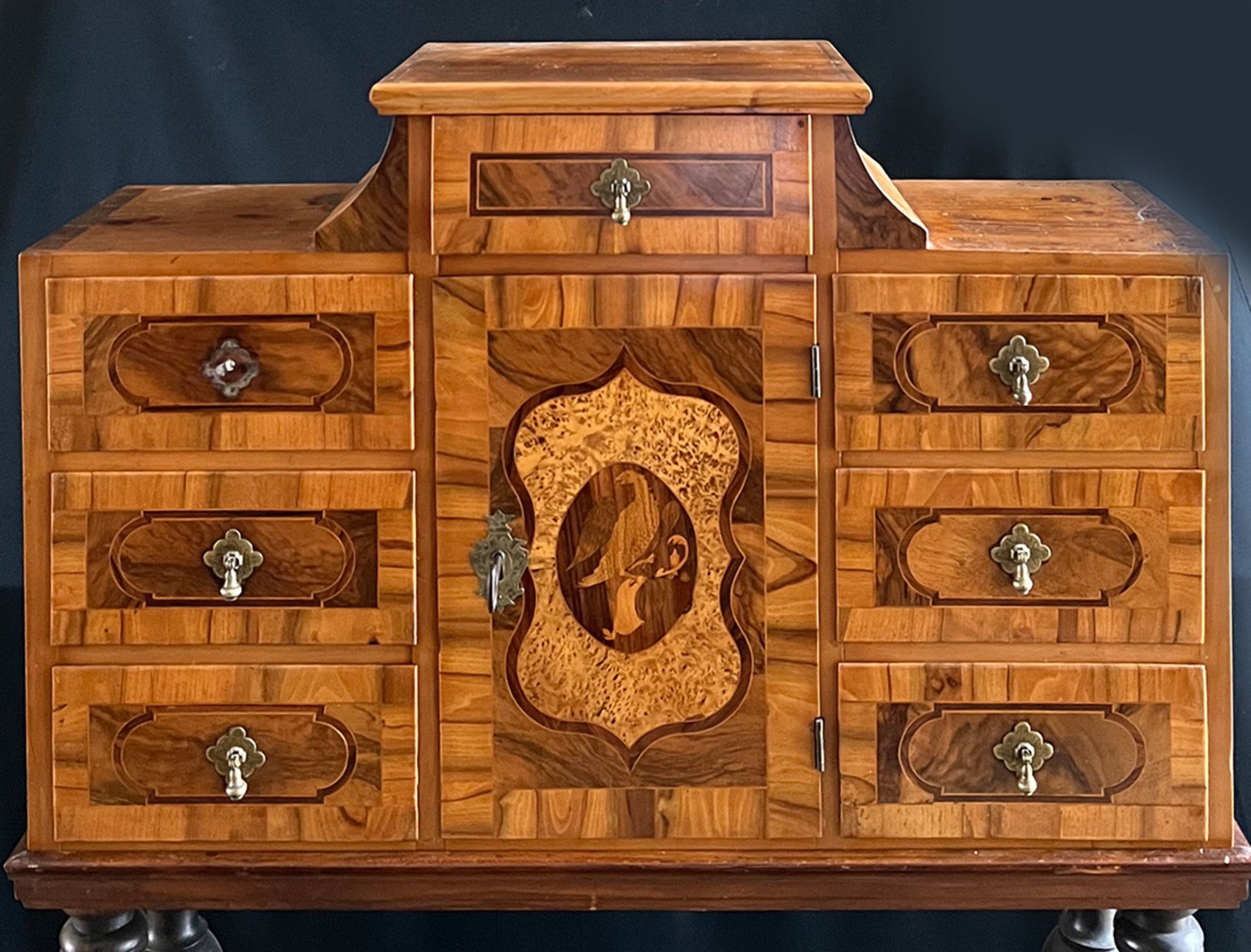 Barockes Kabinettschränkchen, 18 Jh., Nussbaum furniert, Intarsien, mit 7 Schubladen und - Bild 8 aus 8