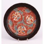 Chinesischer Teller mit feinen floralen Mustern, rücks. rote Schriftzeichen, D 24,5 cm. / Chinese