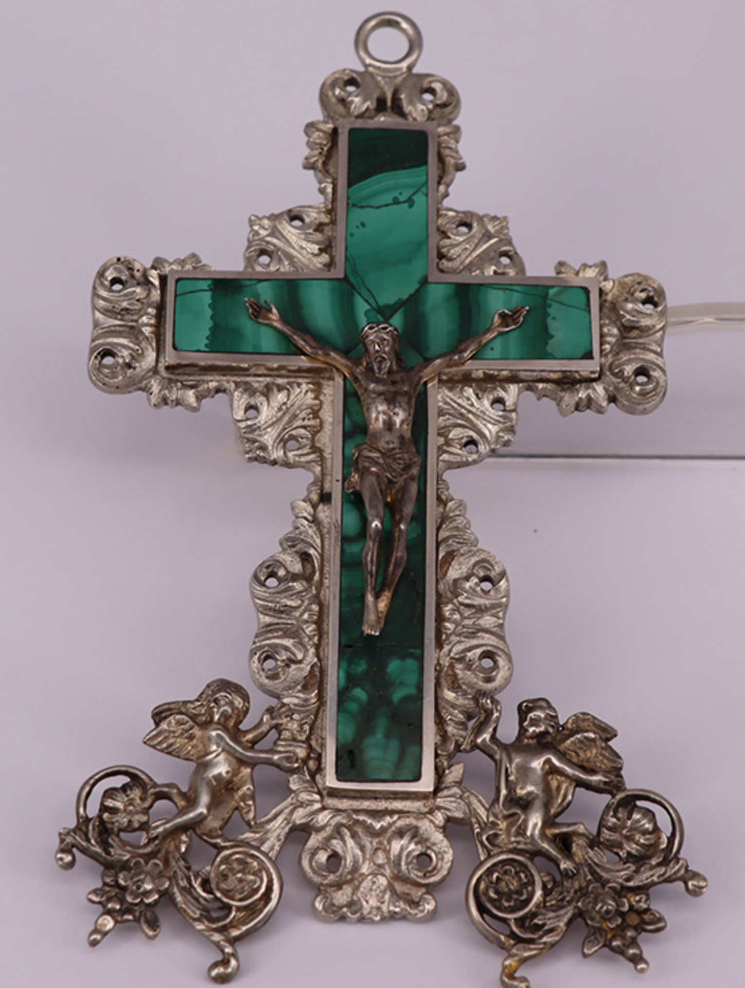 2 Kreuze als Anhänger, beide Altersspuren: Kreuz mit Malachit, figurale Appliken sowie Corpus - Image 6 of 7