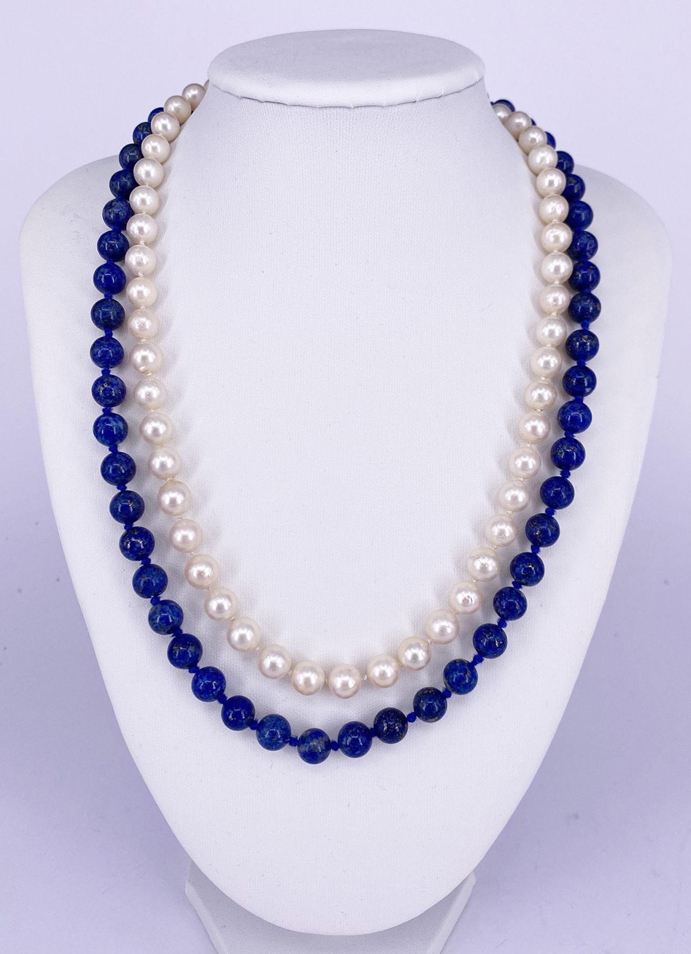 2 Ketten: Perlenkette mit 585er GG Schloss, L 47 cm; und Lapislazulikette, L 51 cm2 necklaces: pearl