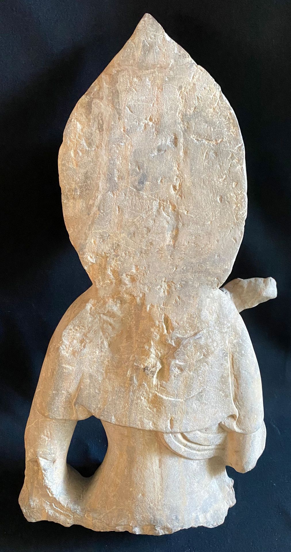 Asiatische Figur, Alter unbekannt, Stein, Altersspuren, H. 58 cm. - Bild 4 aus 7