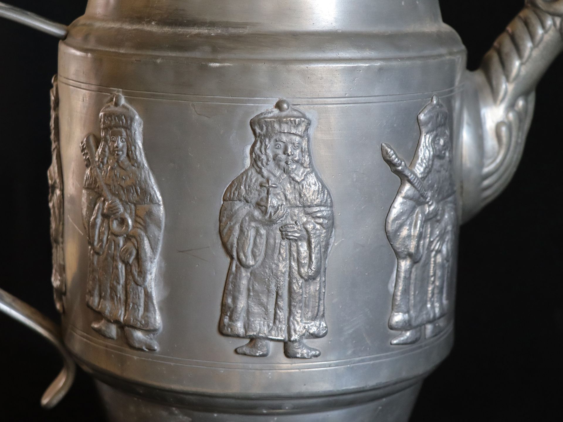 Große schwere Schraubkanne Zinn, Marken, 5,2 kg, H 50 cm / Large heavy screw jug pewter, marks, 5. - Bild 6 aus 10